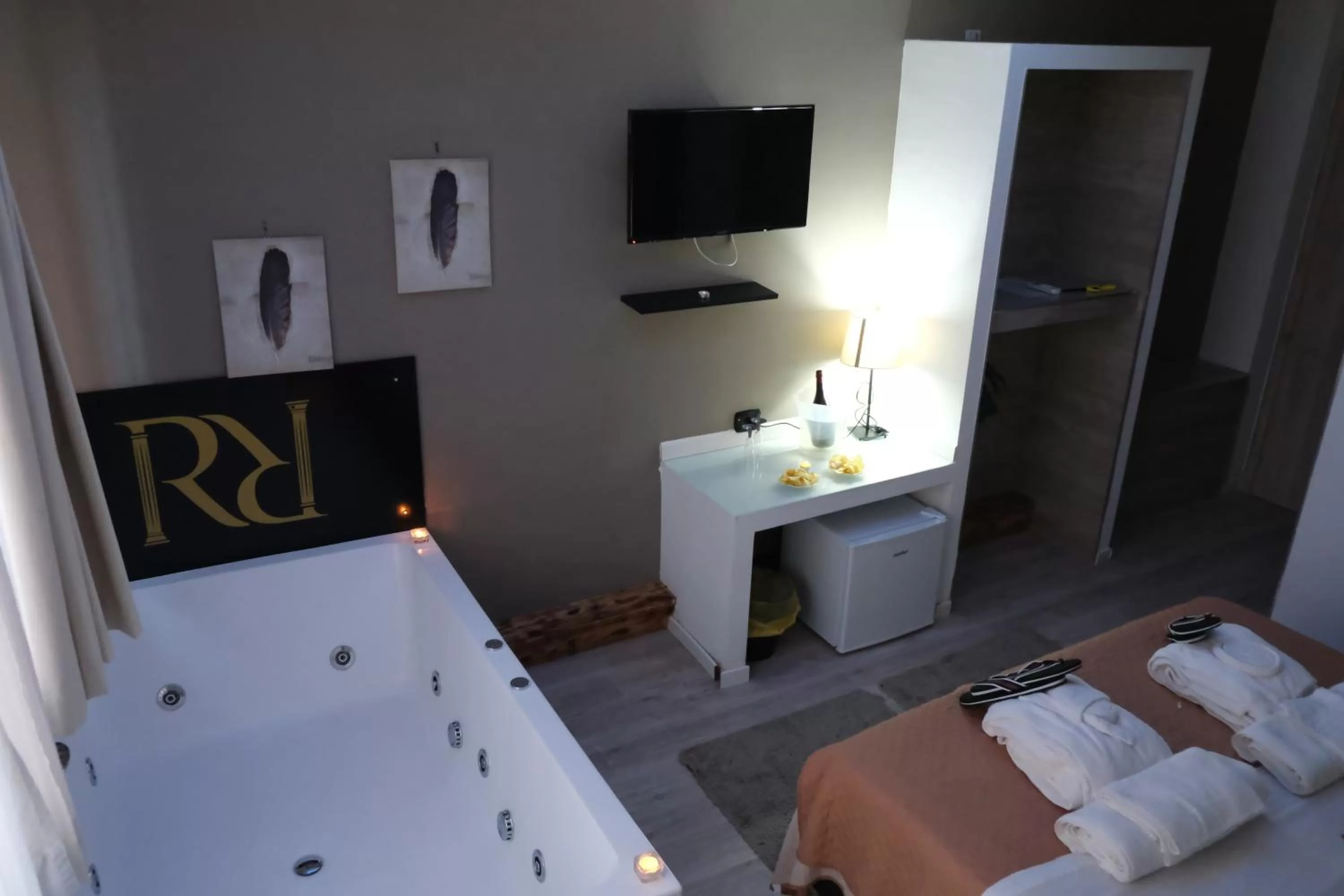 Hot Tub, Bed in Royalty Rooms & Spa