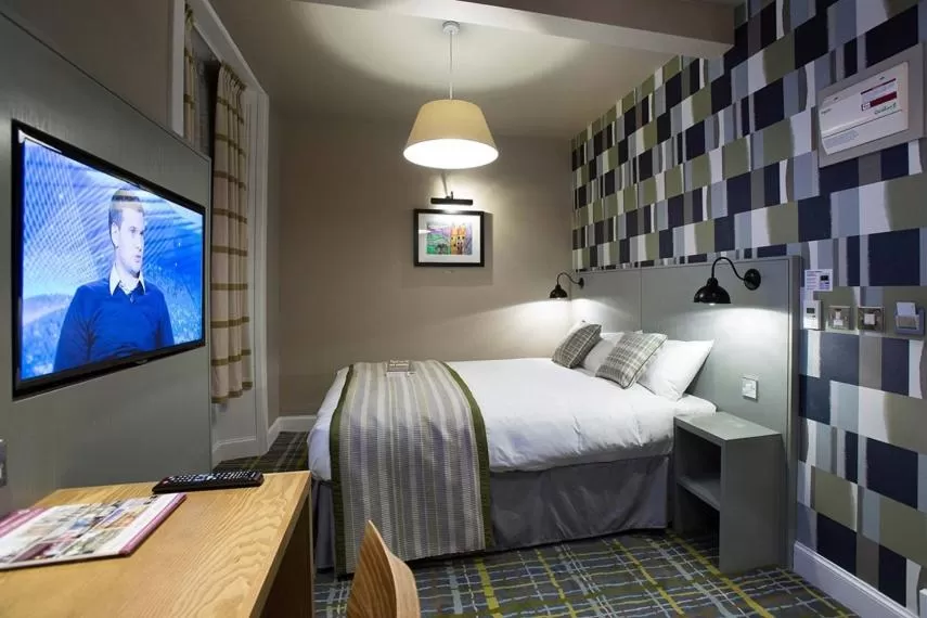 Shower, Bed in Jolly's Hotel Wetherspoon