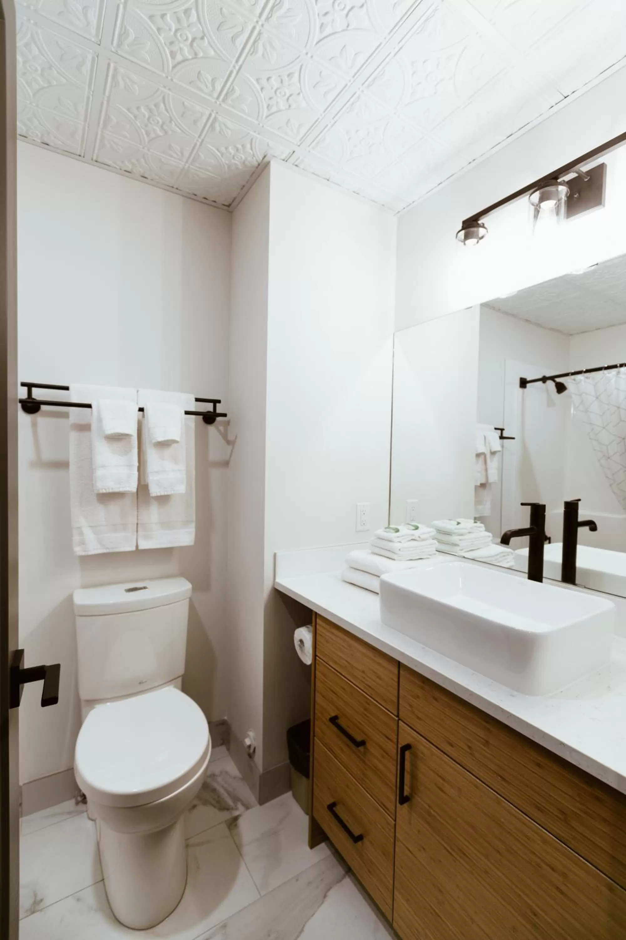 Bathroom in The Flying Steamshovel Inn