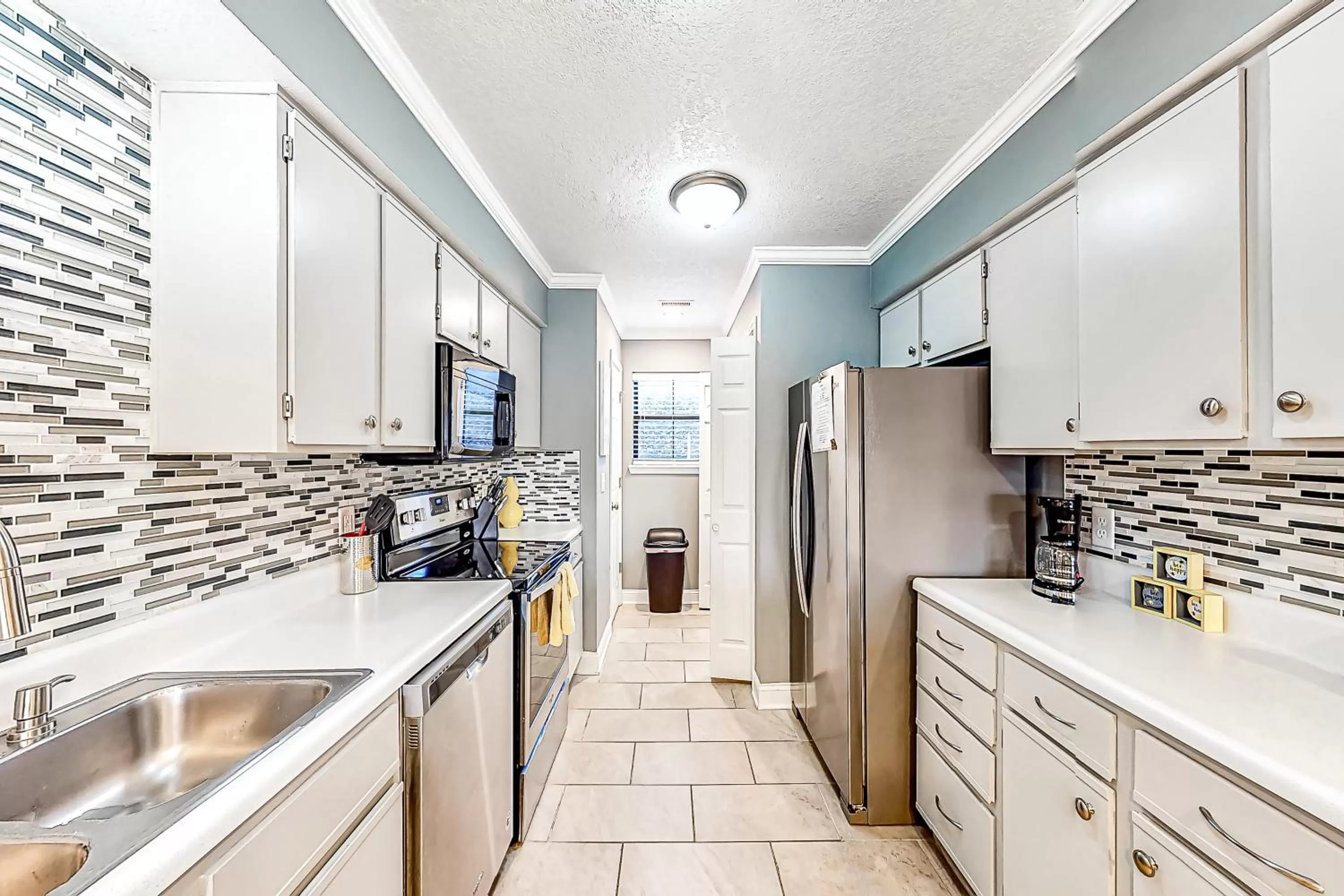 Kitchen/Kitchenette in Thousand Hills - The Knollwood At Foothills