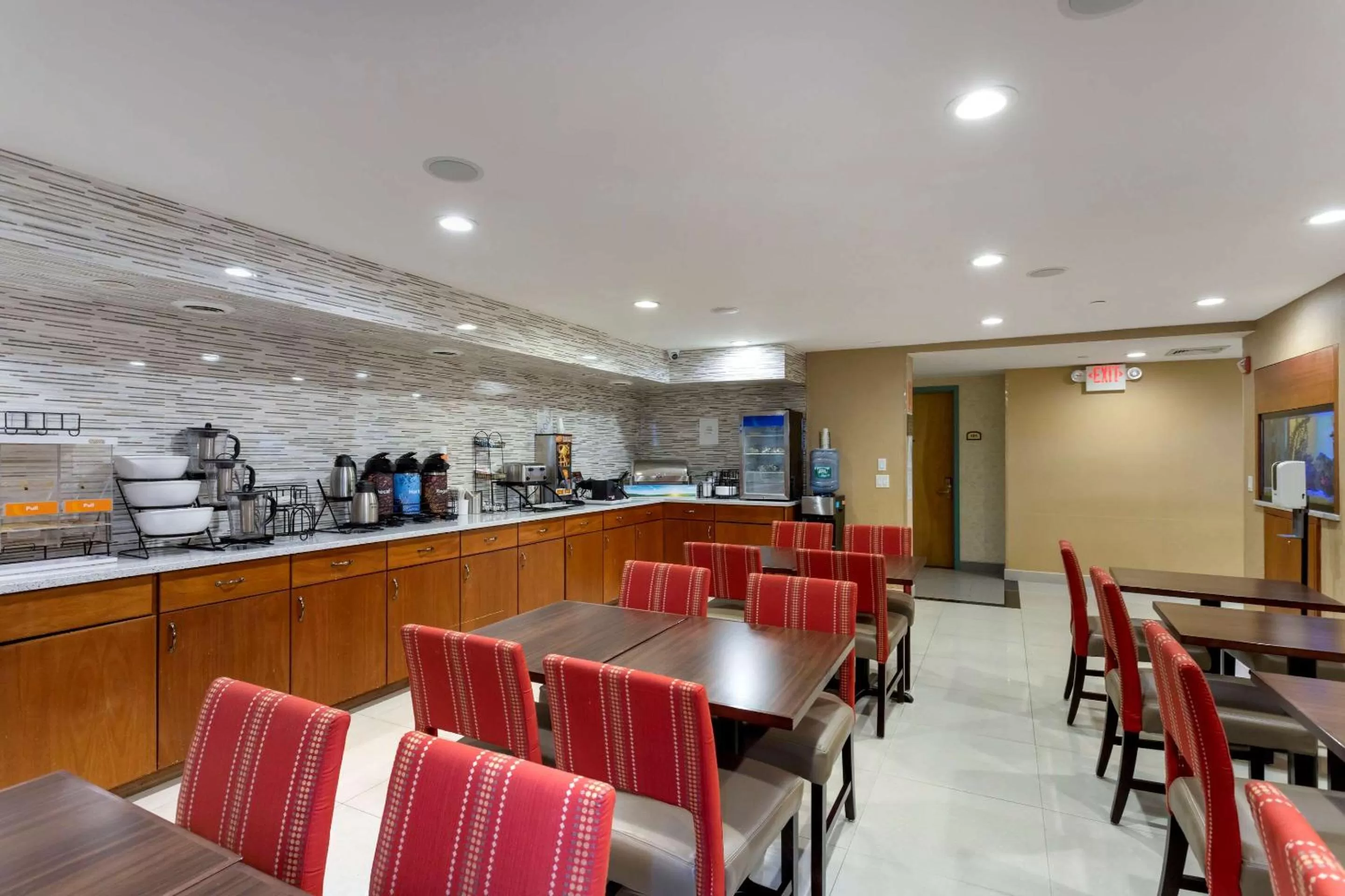 Restaurant/Places to Eat in Comfort Inn Brooklyn
