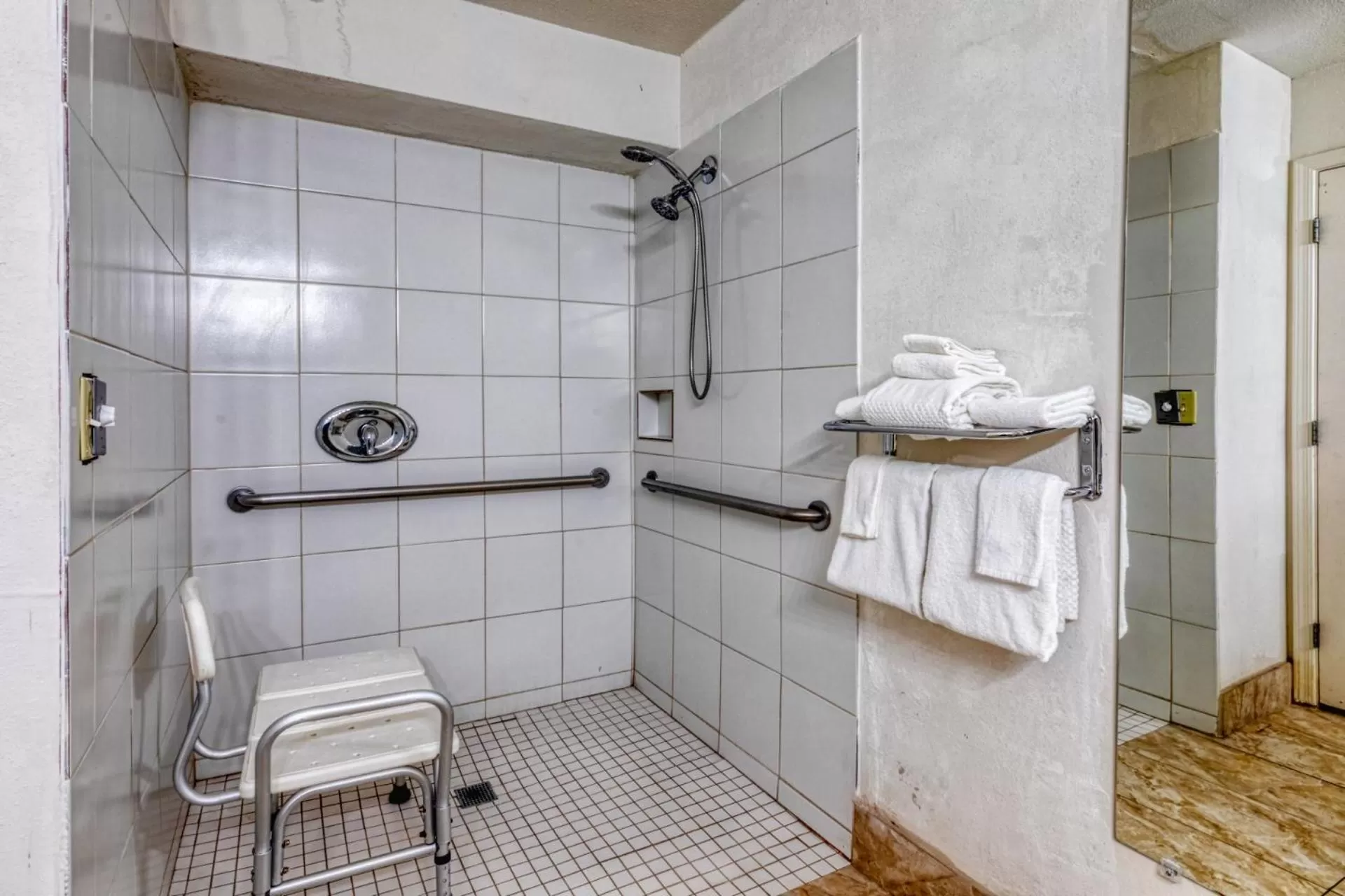 King Room - Accessible/Non-Smoking in The Hotel Serene Glendale Peoria, Surestay Collection by Best Western