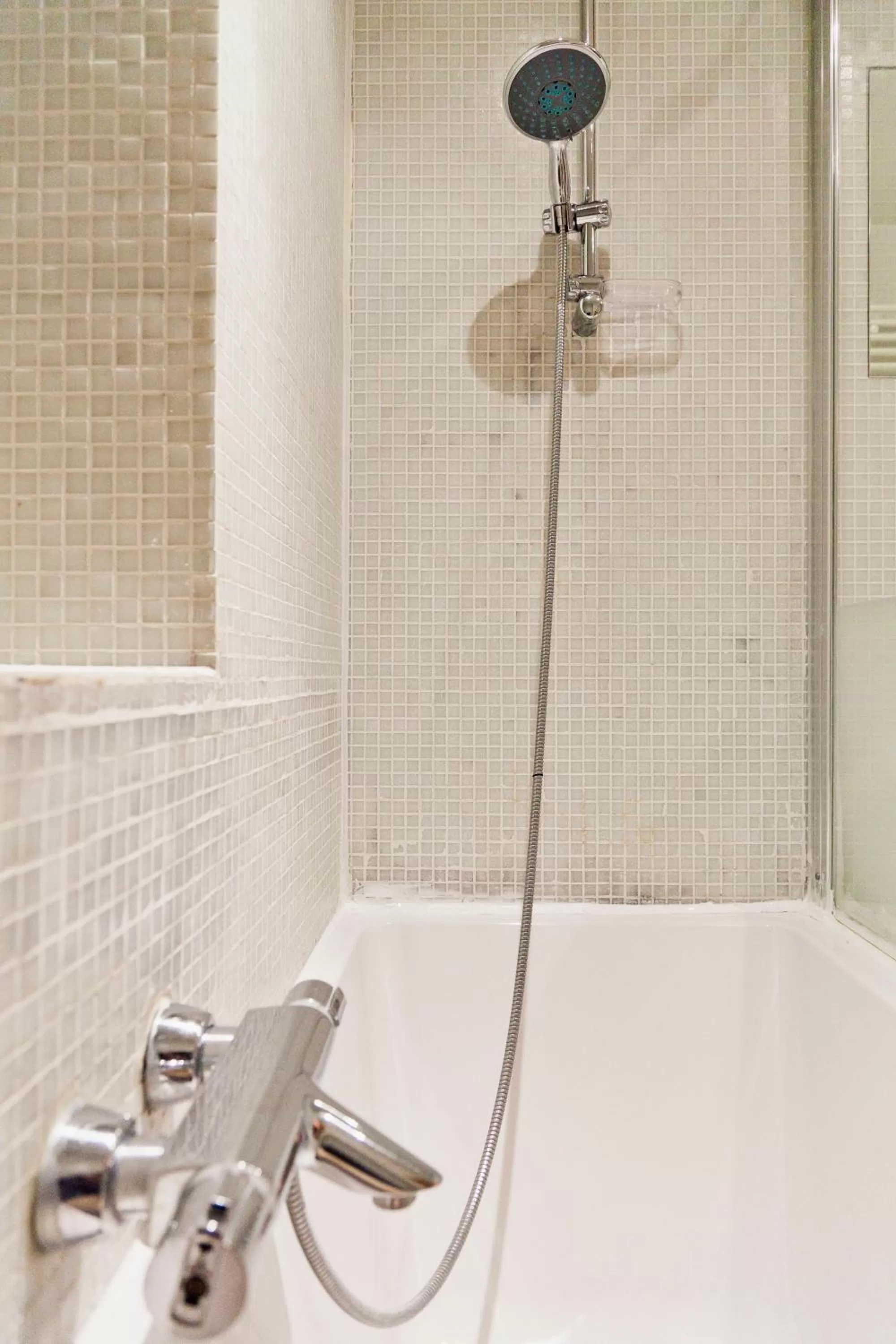 Shower in Hotel Diamonds and Pearls