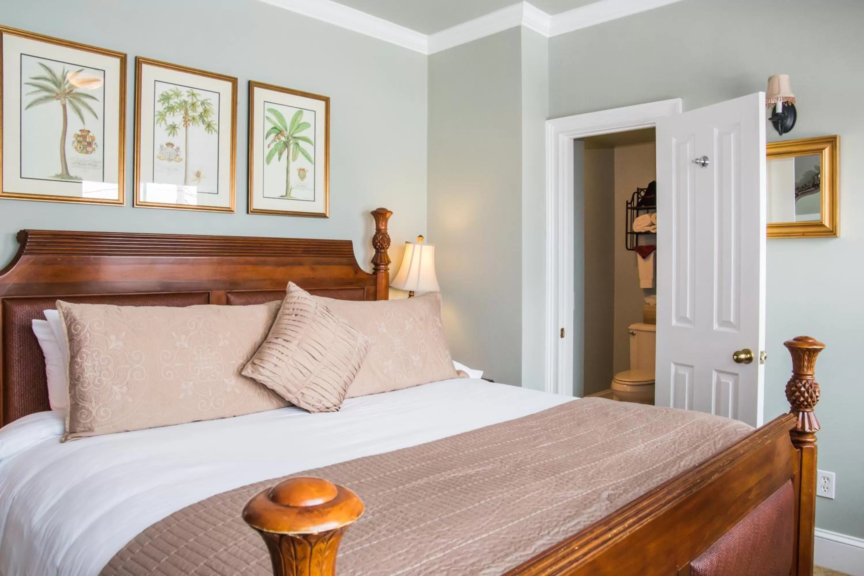 Bedroom, Bed in Almondy Inn Bed & Breakfast