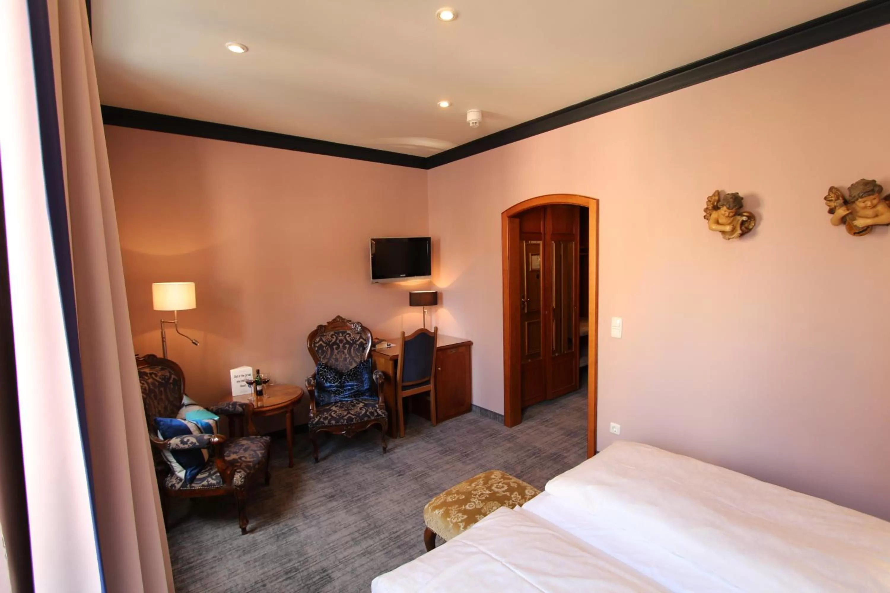 Photo of the whole room, Bed in Historik Hotel Goldener Hirsch Rothenburg