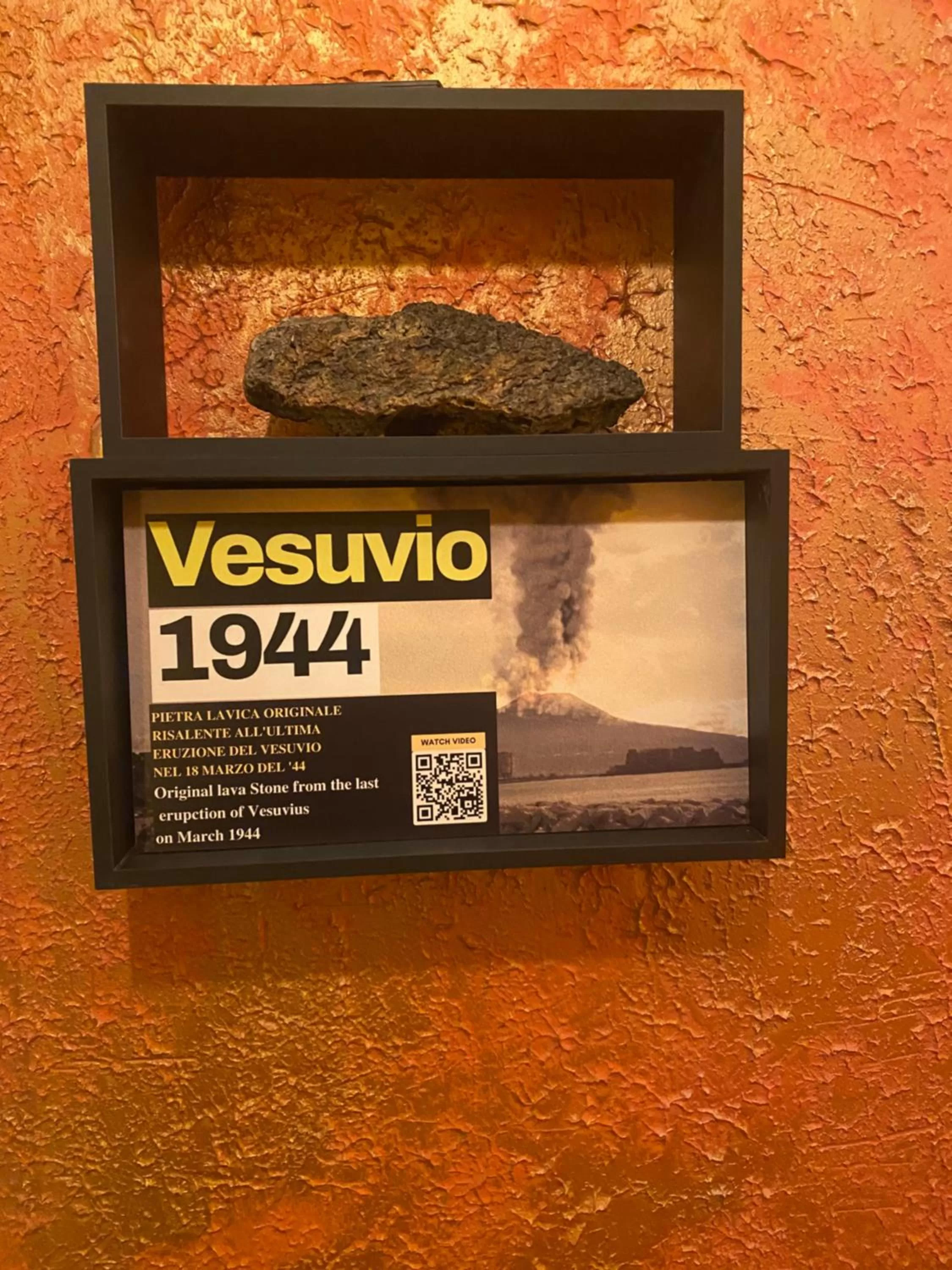 Text overlay in casa interattiva Naples'Secrets