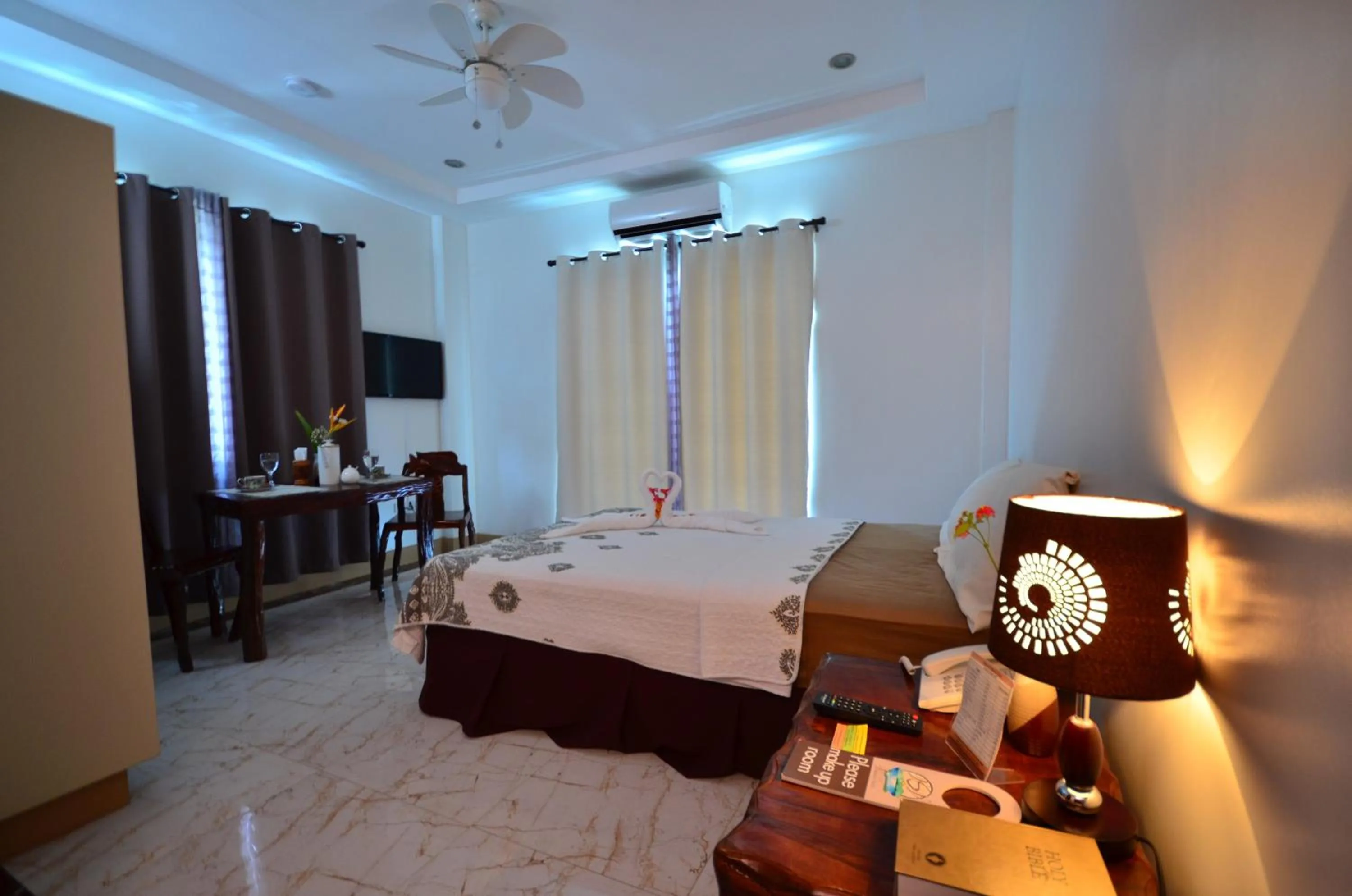 Bedroom in Villa de Sierra Vista Bay and Mountain View Inn