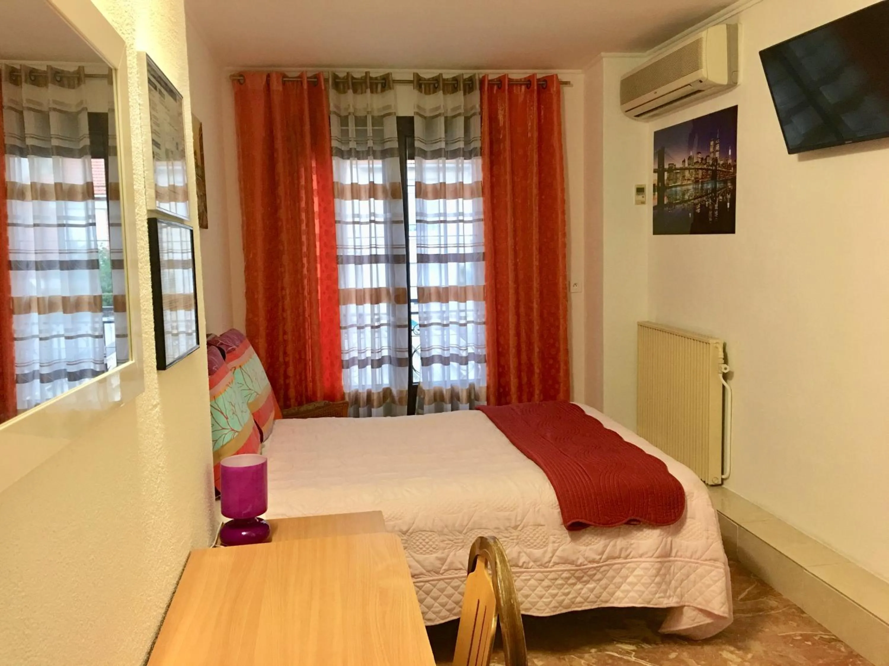 Bed in Hotel Paris Star