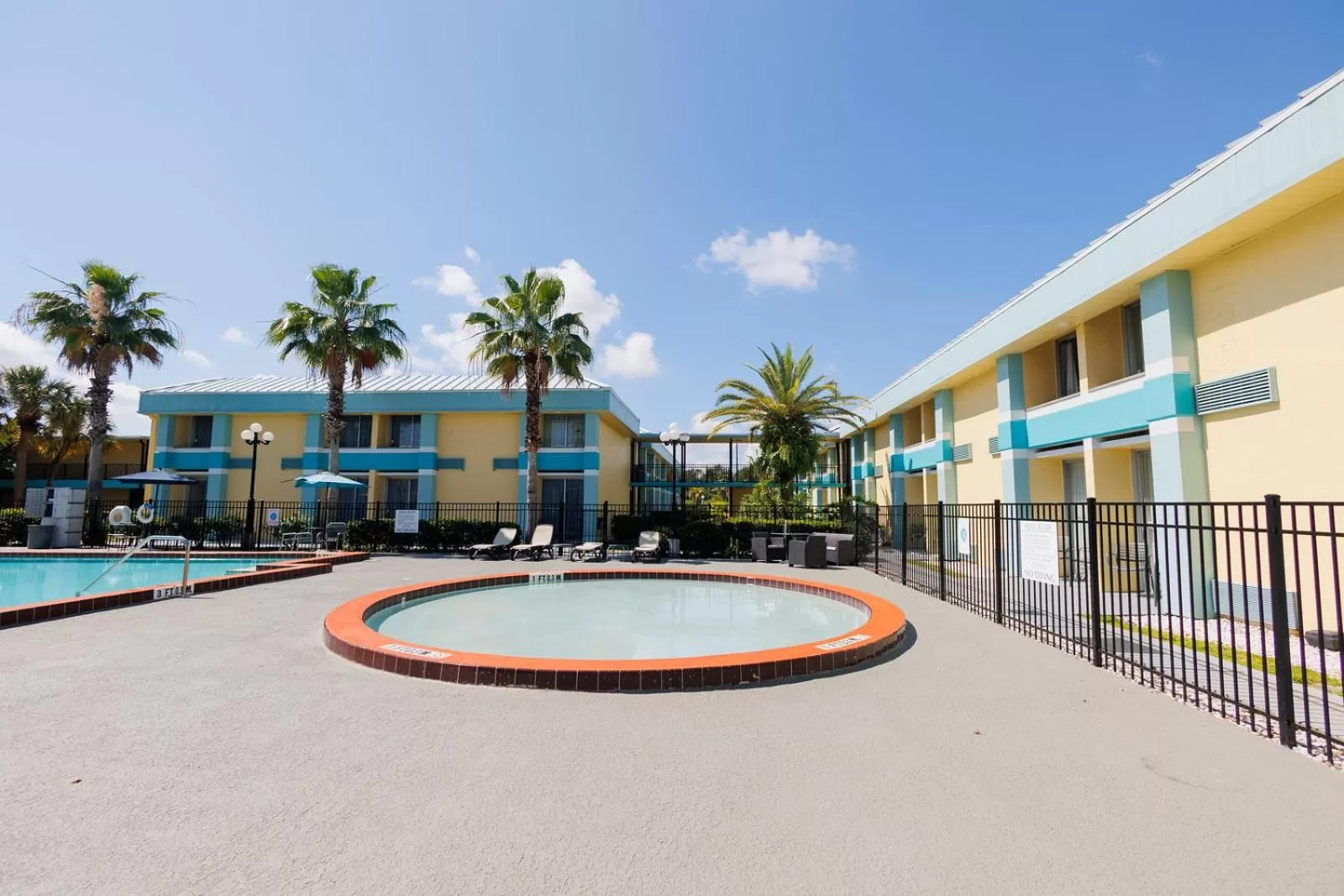 Swimming pool in Garnet Inn & Suites, Orlando