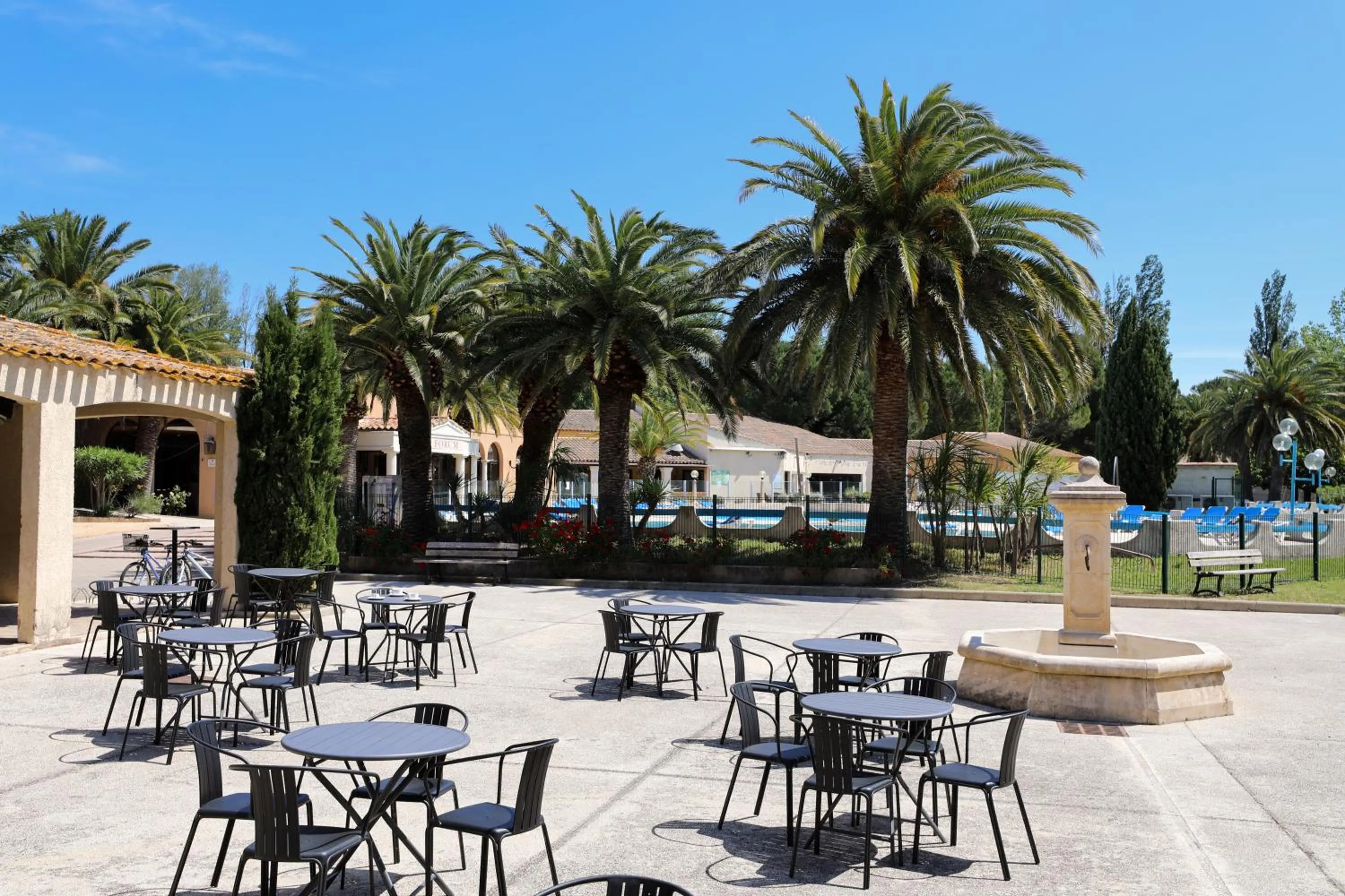 Lounge or bar in SOWELL Family Les Amandiers