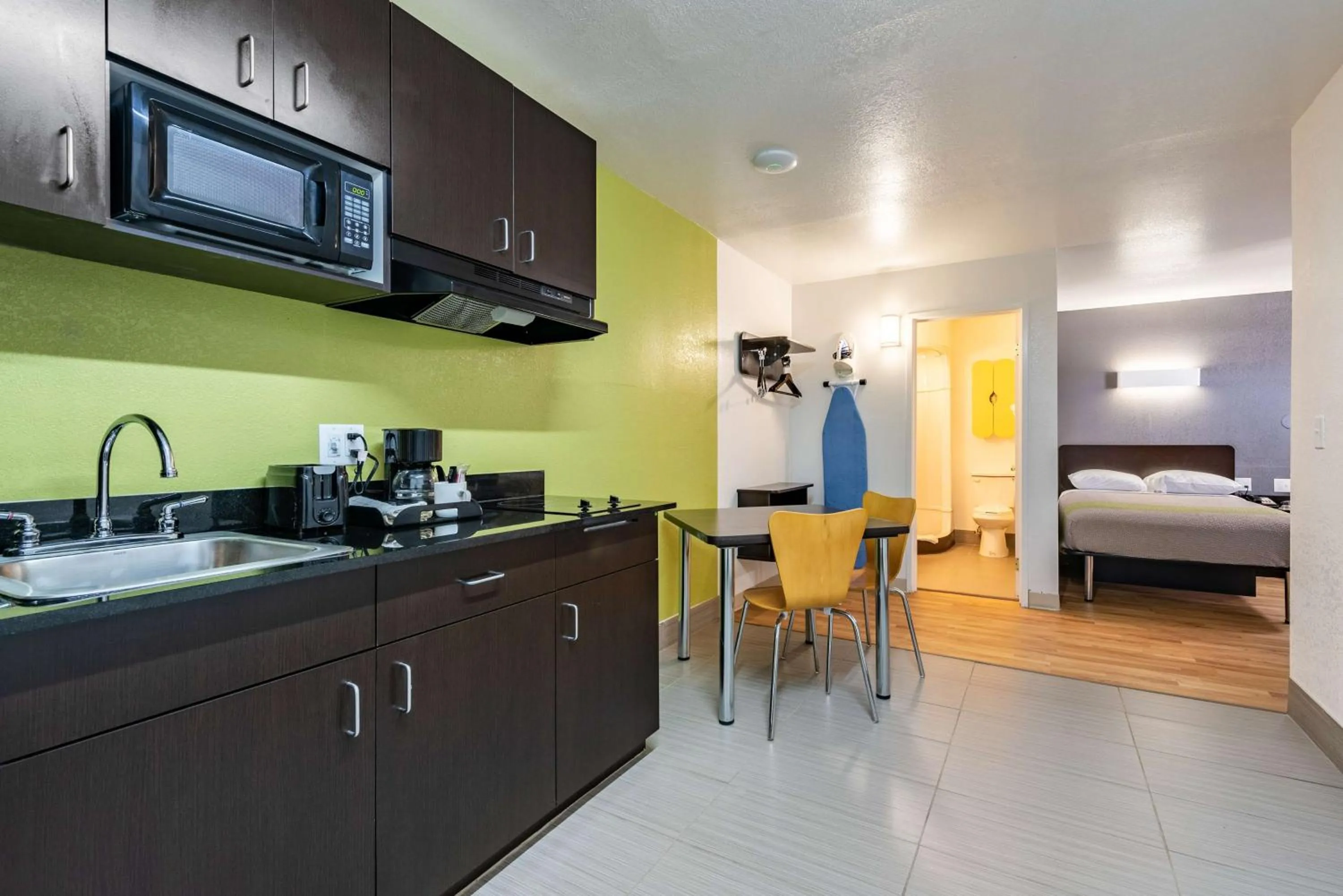 Photo of the whole room, Bed in Studio 6-Monroe, LA - Hwy 165