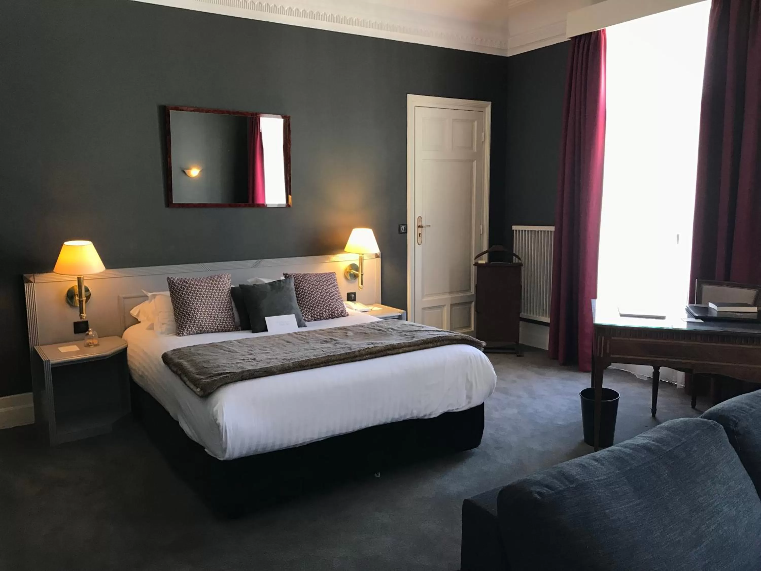 Bedroom, Bed in Hôtel Carlton Lille