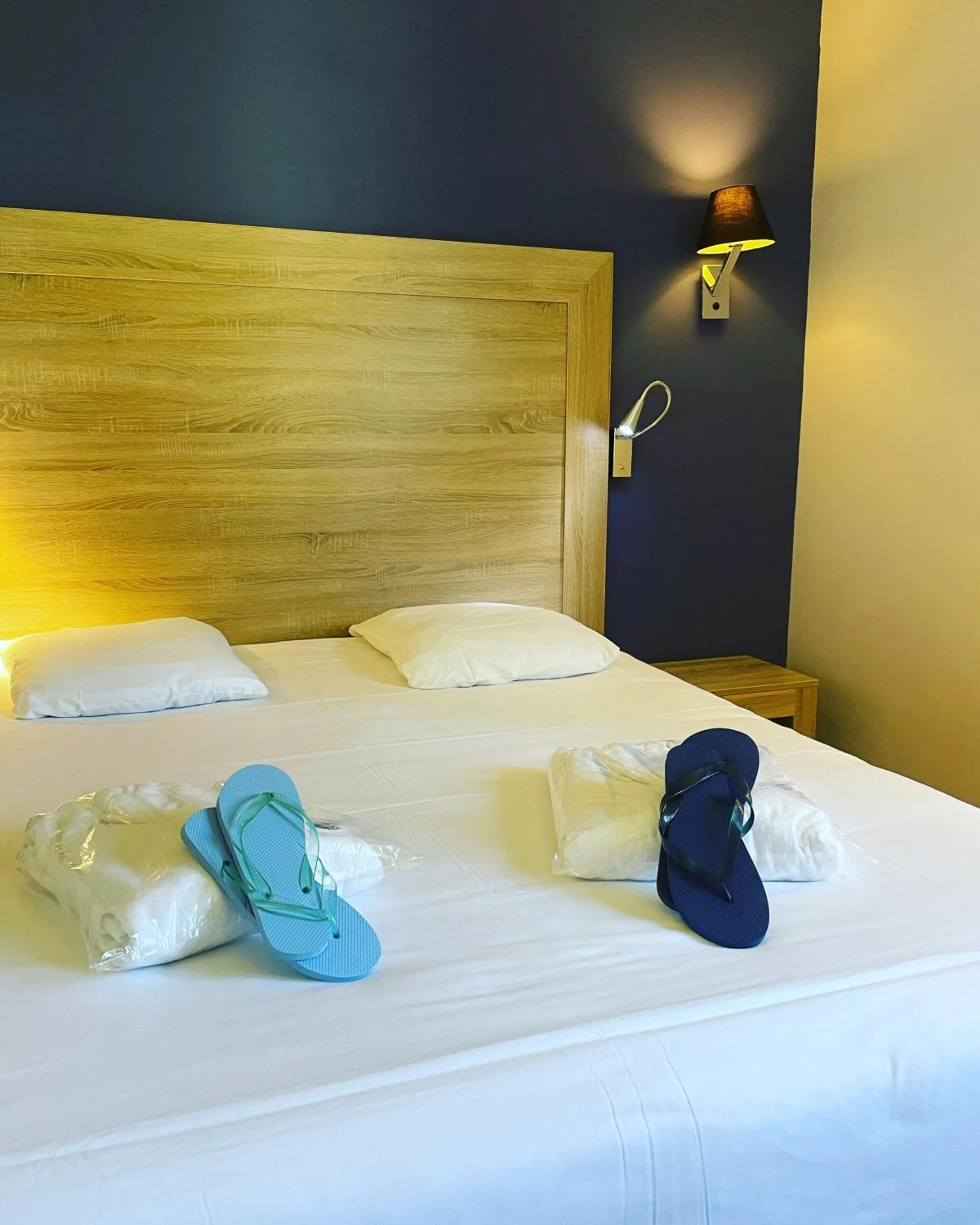 Bed in Logis Hostellerie des Clos et restaurant Bistrot des grands crus et Maison de la tour Chablis