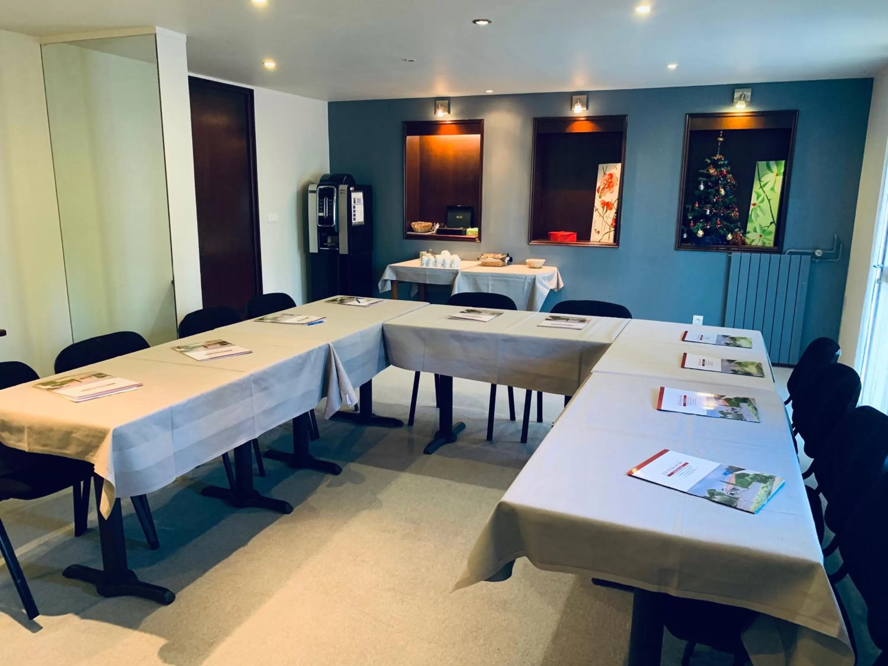 Meeting/conference room in Hôtel Au Relais des Lilas