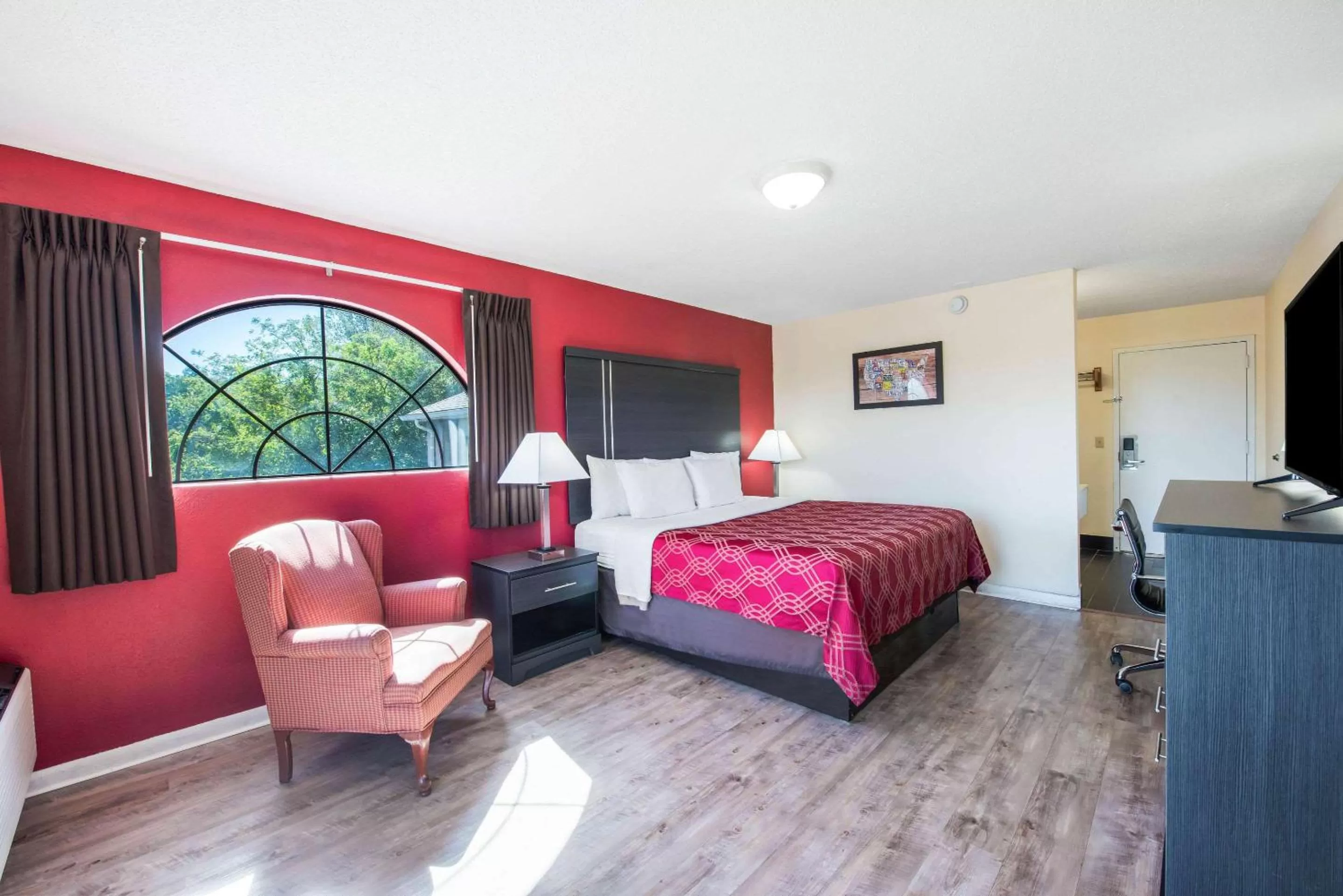 Photo of the whole room, Bed in Econo Lodge Waynesville