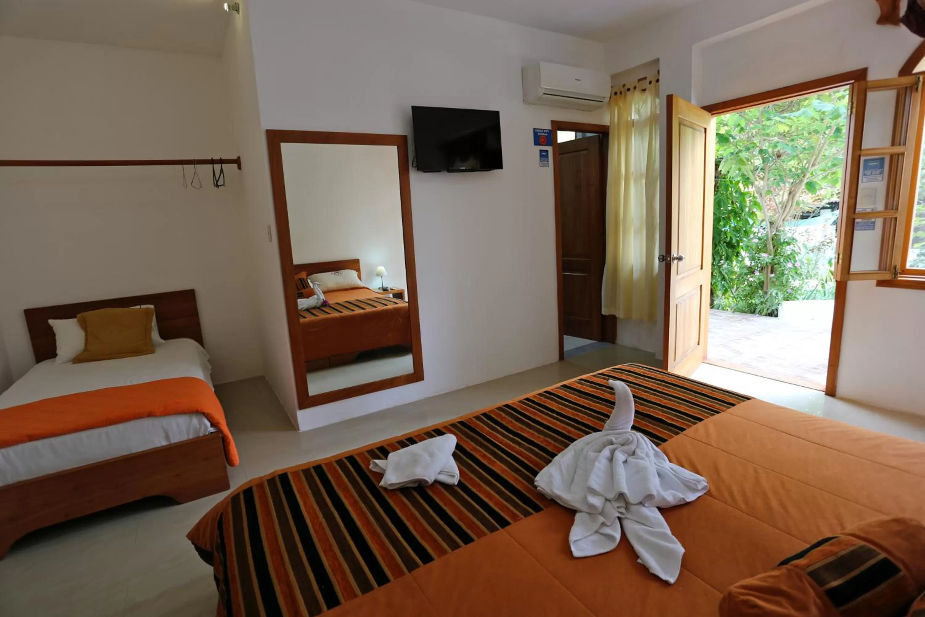 Communal lounge/ TV room, Bed in The Galapagos Pearl B&B