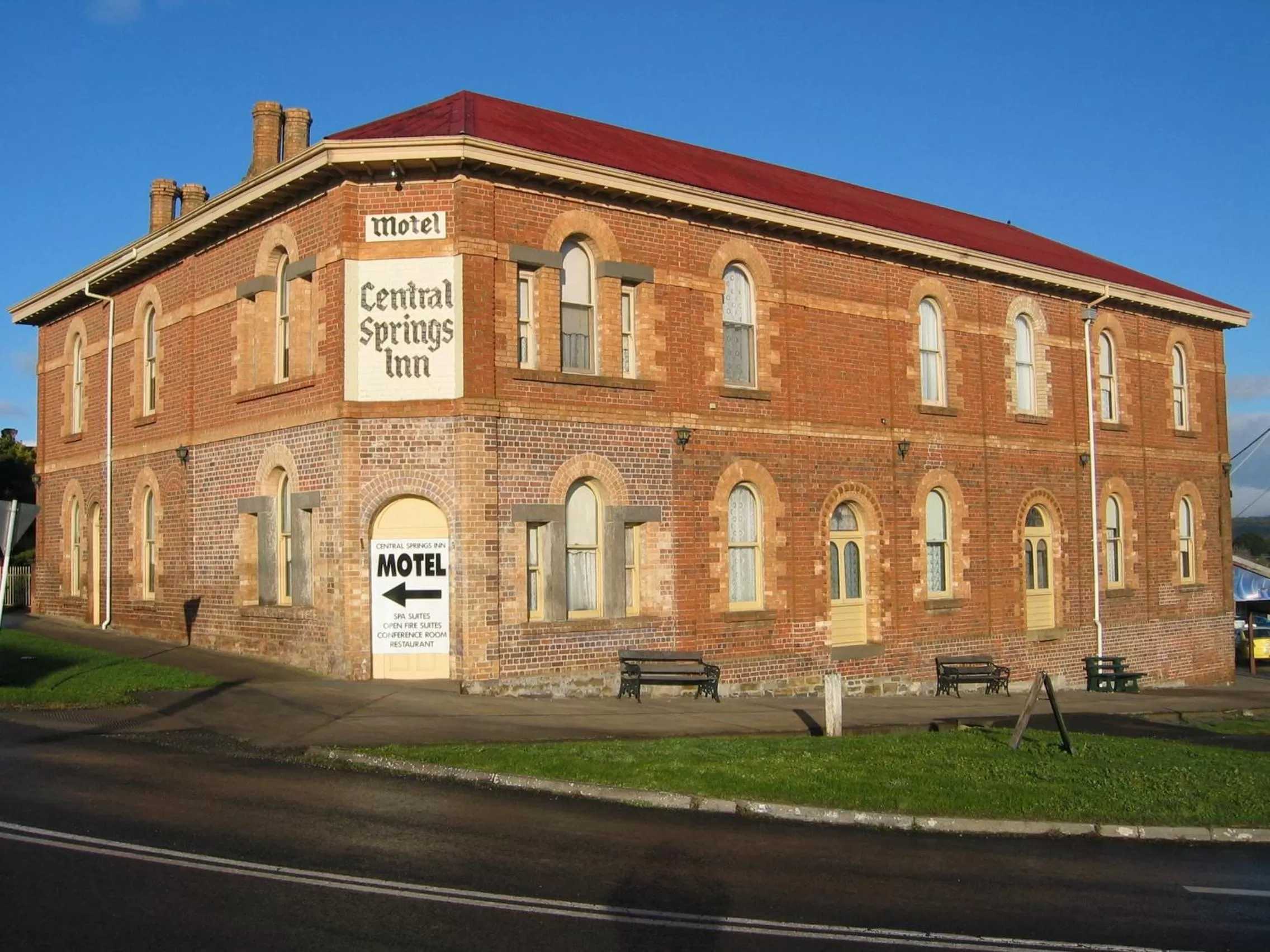Facade/entrance in Central Springs Inn