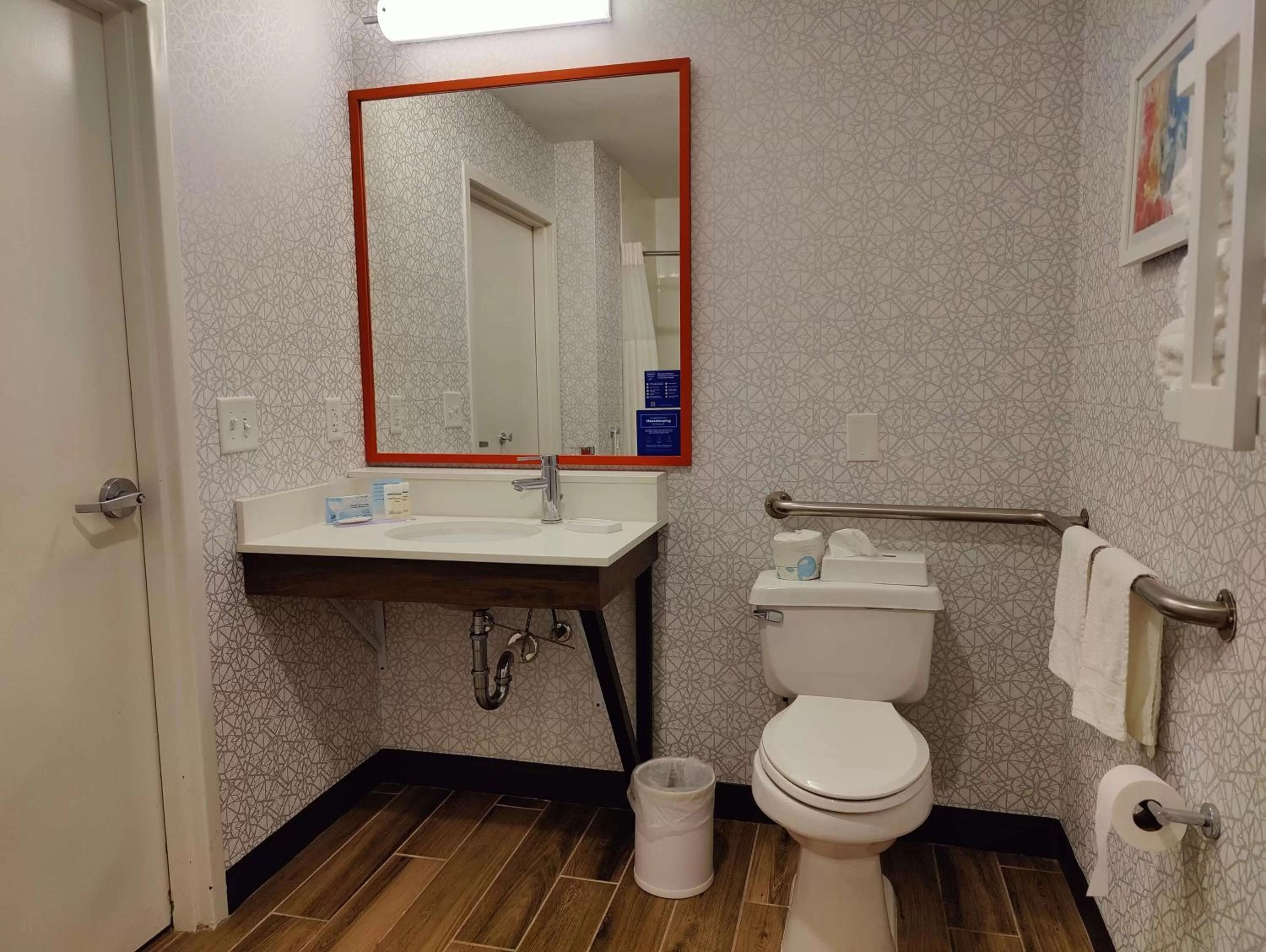 Bathroom in Hampton Inn Atlanta/Peachtree City
