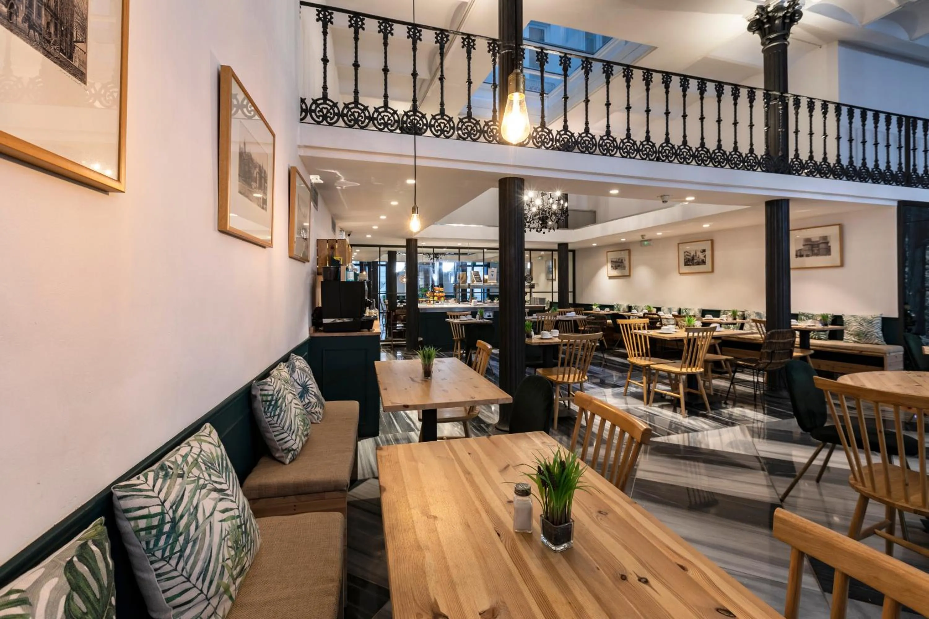 Lobby or reception in Petit Palace Plaza de la Reina