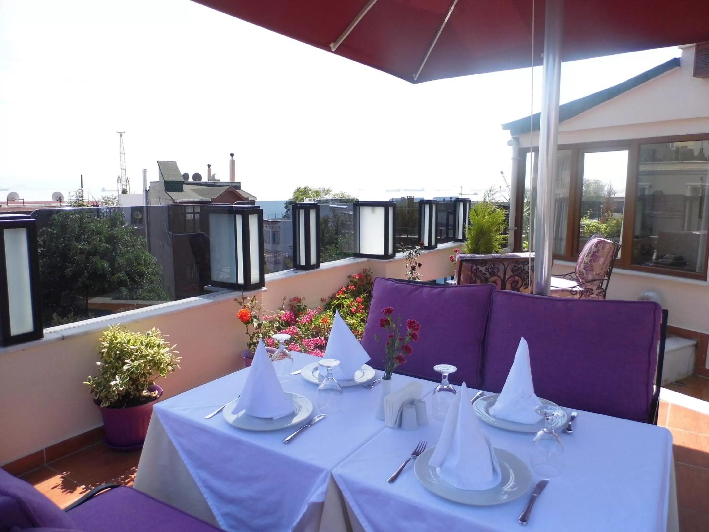 Restaurant/places to eat in GLK PREMIER The Home Suites & Spa