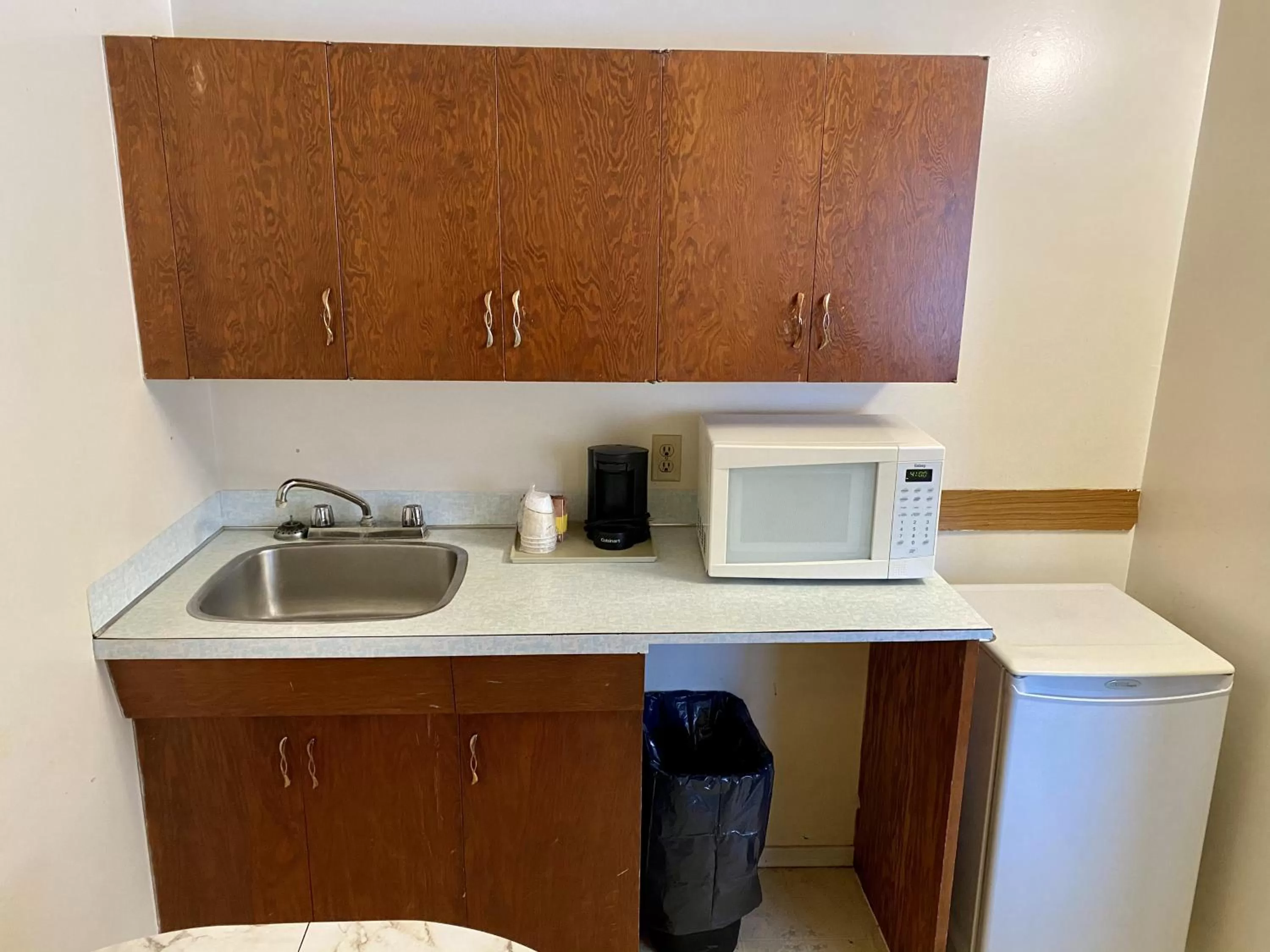 Kitchen or kitchenette, Kitchen/Kitchenette in Hitching Post Motel