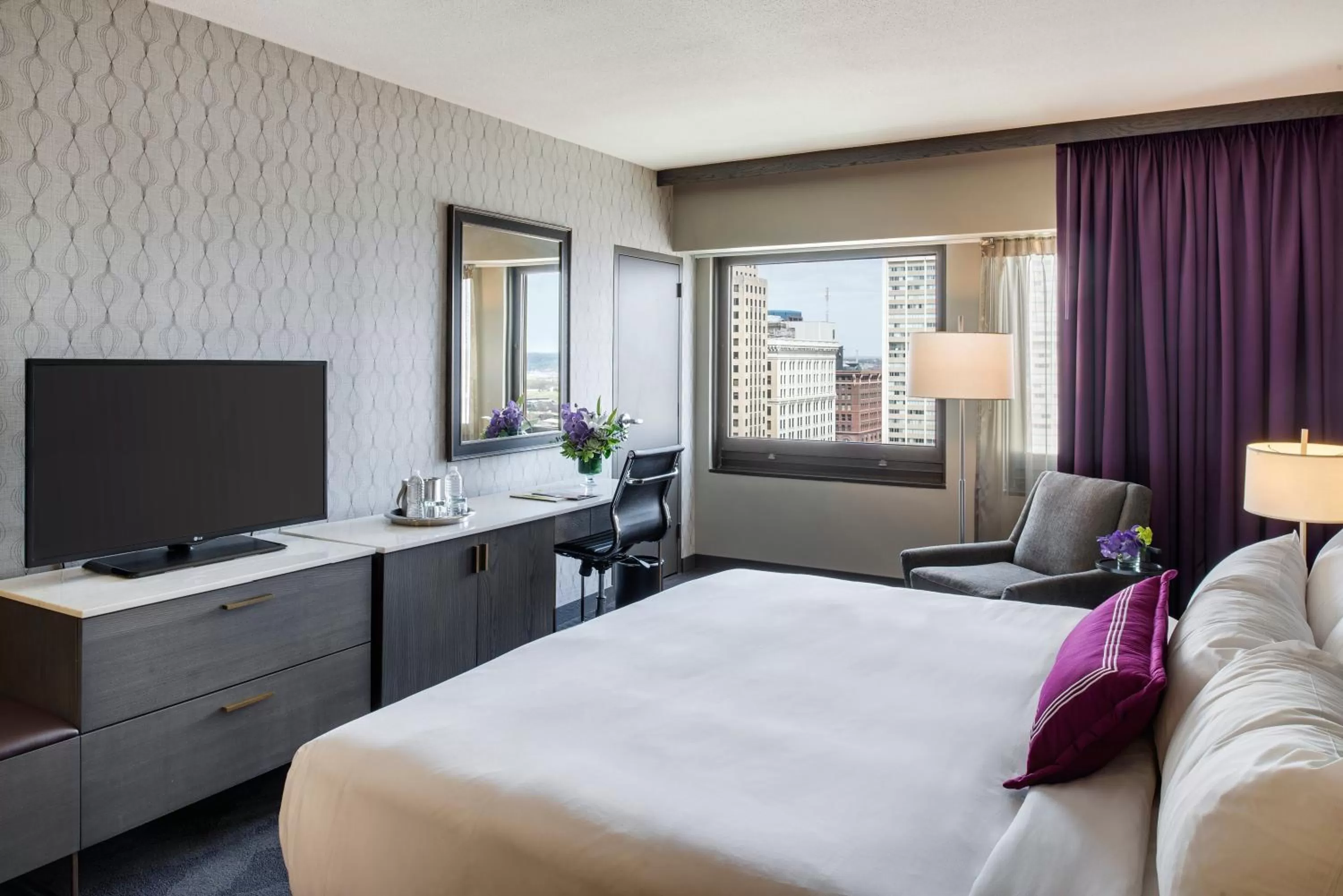 Photo of the whole room, Bed in InterContinental St. Paul Riverfront by IHG
