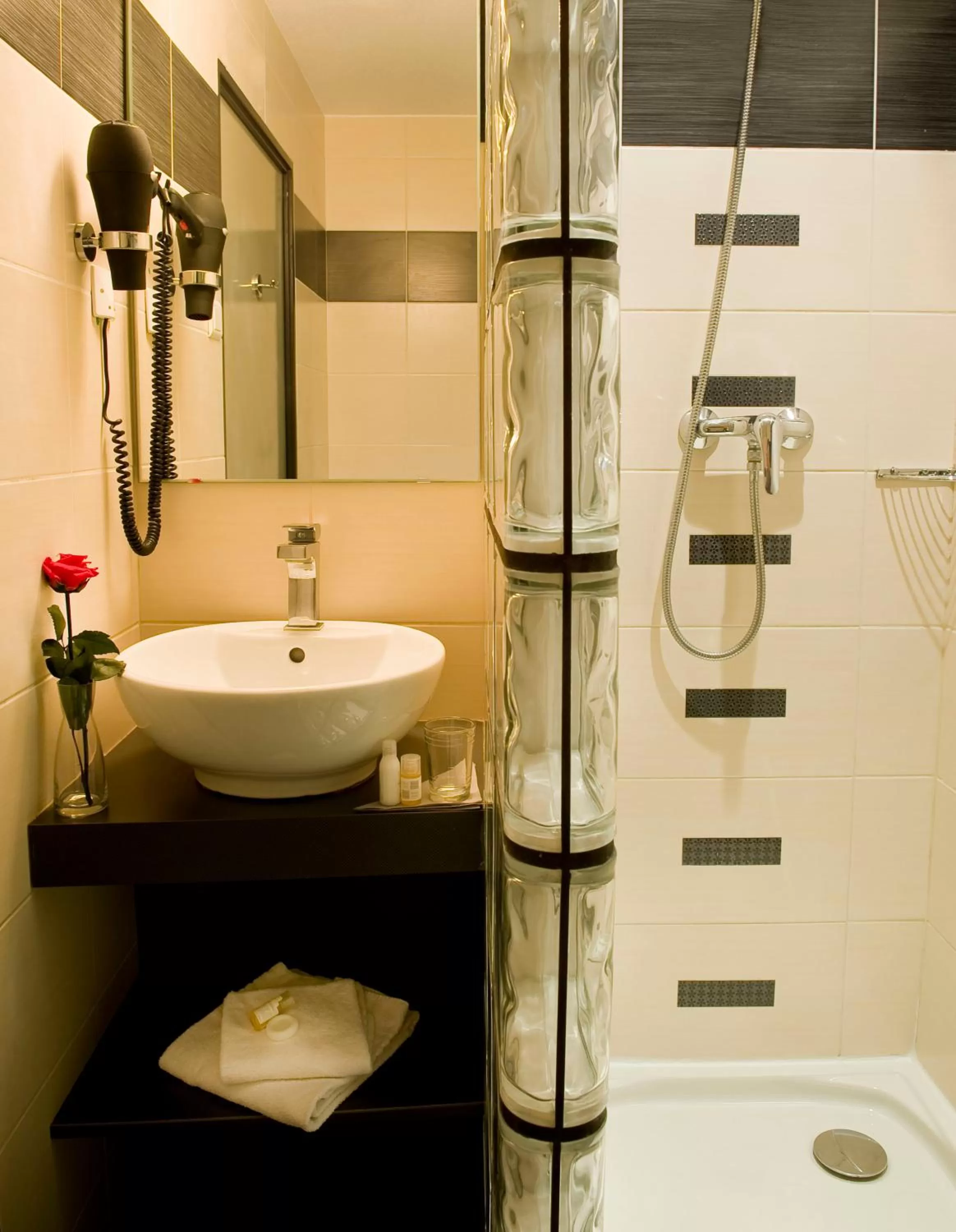 Bathroom in Hôtel Carré Vieux Port