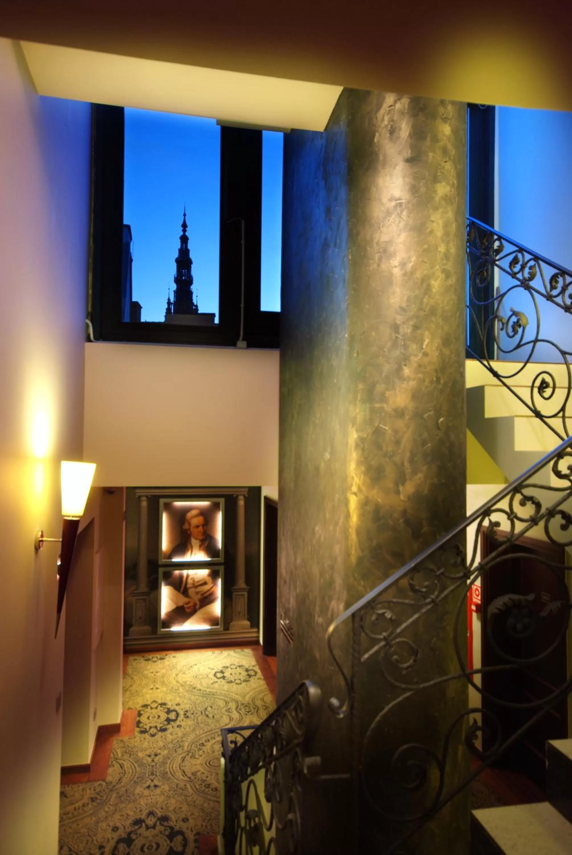 Night in Hotel Holland House Old Town