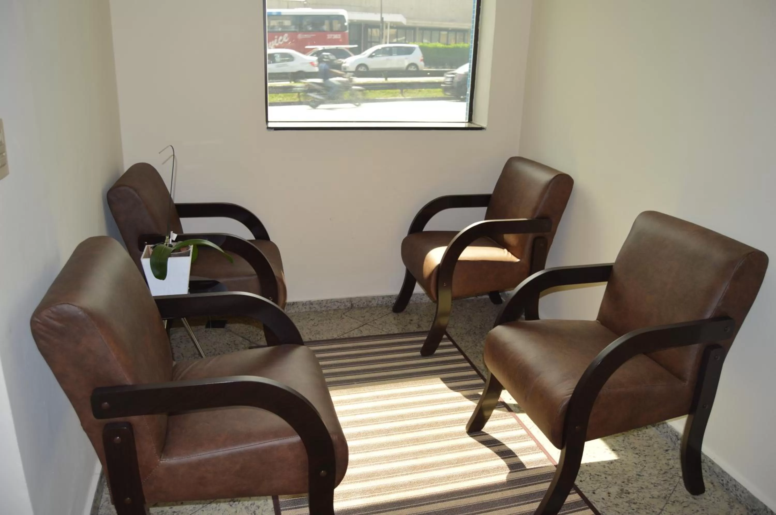 Communal lounge/ TV room in Aero Plaza Hotel