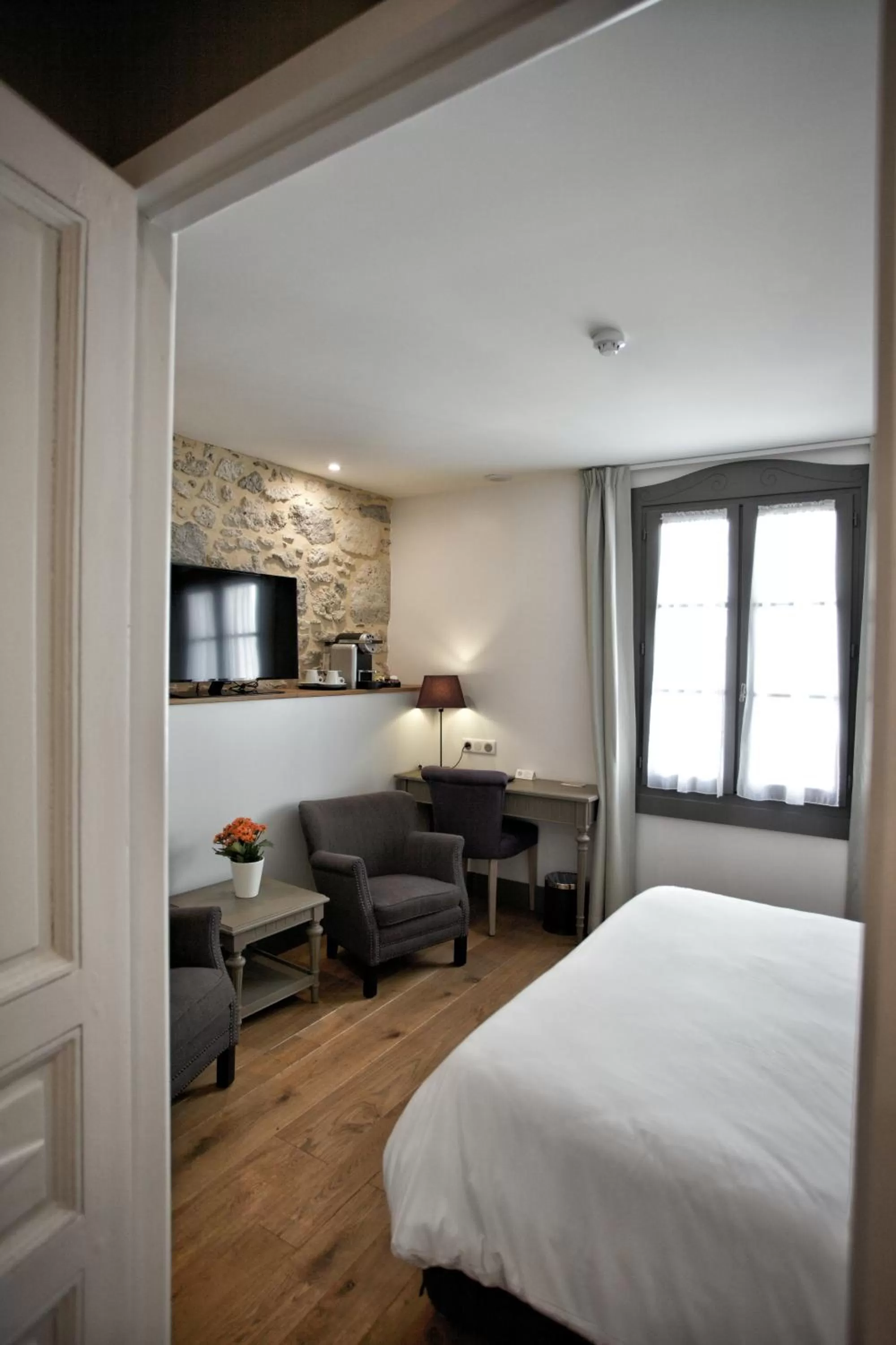 Seating area, Bed in Hôtel Henri IV