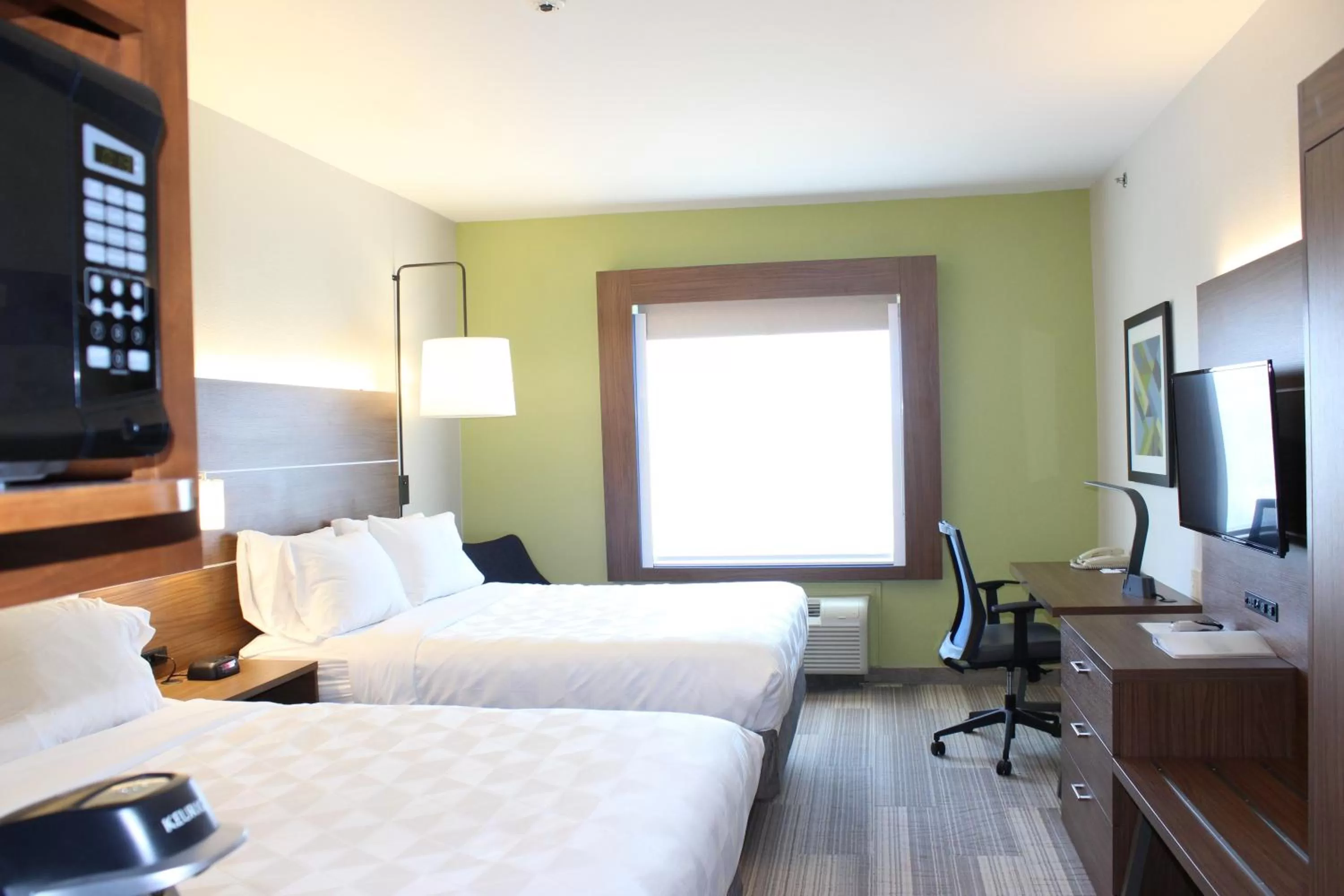 Photo of the whole room, Bed in Holiday Inn Express Hotel & Suites Mansfield by IHG