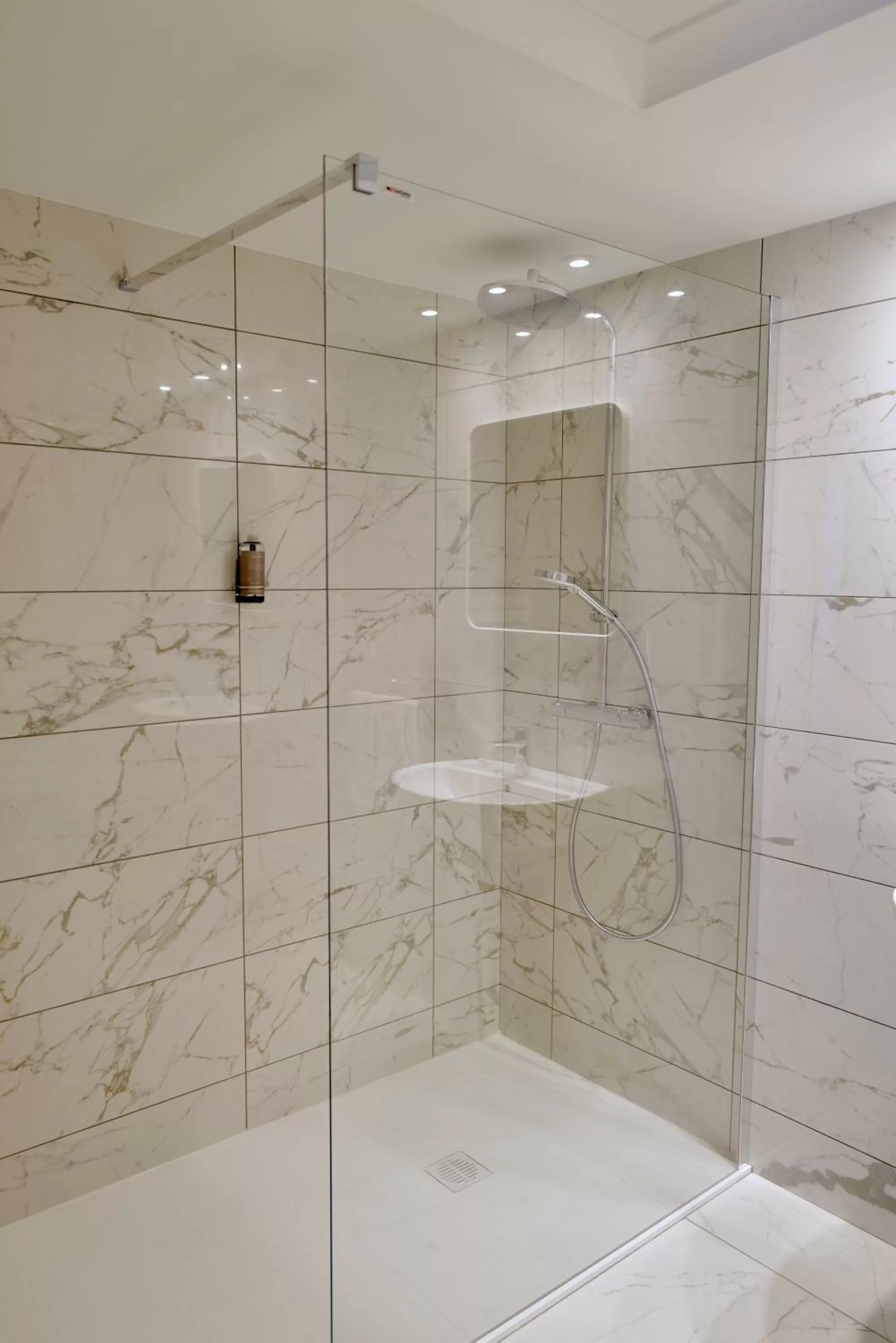 Shower in Résidence Carlton - Rénovée avec Piscine