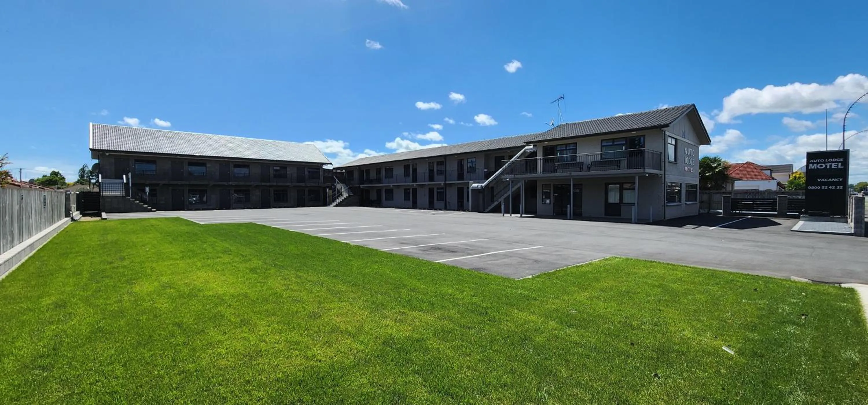 Property building in Auto Lodge Motel