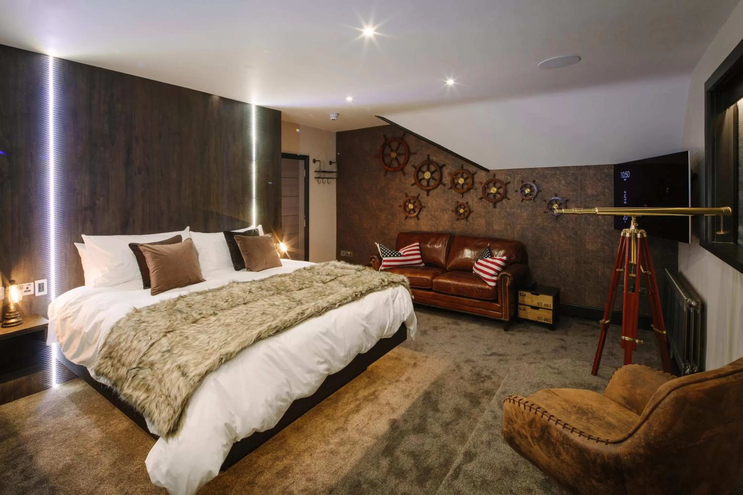 Photo of the whole room, Bed in Absoluxe Suites