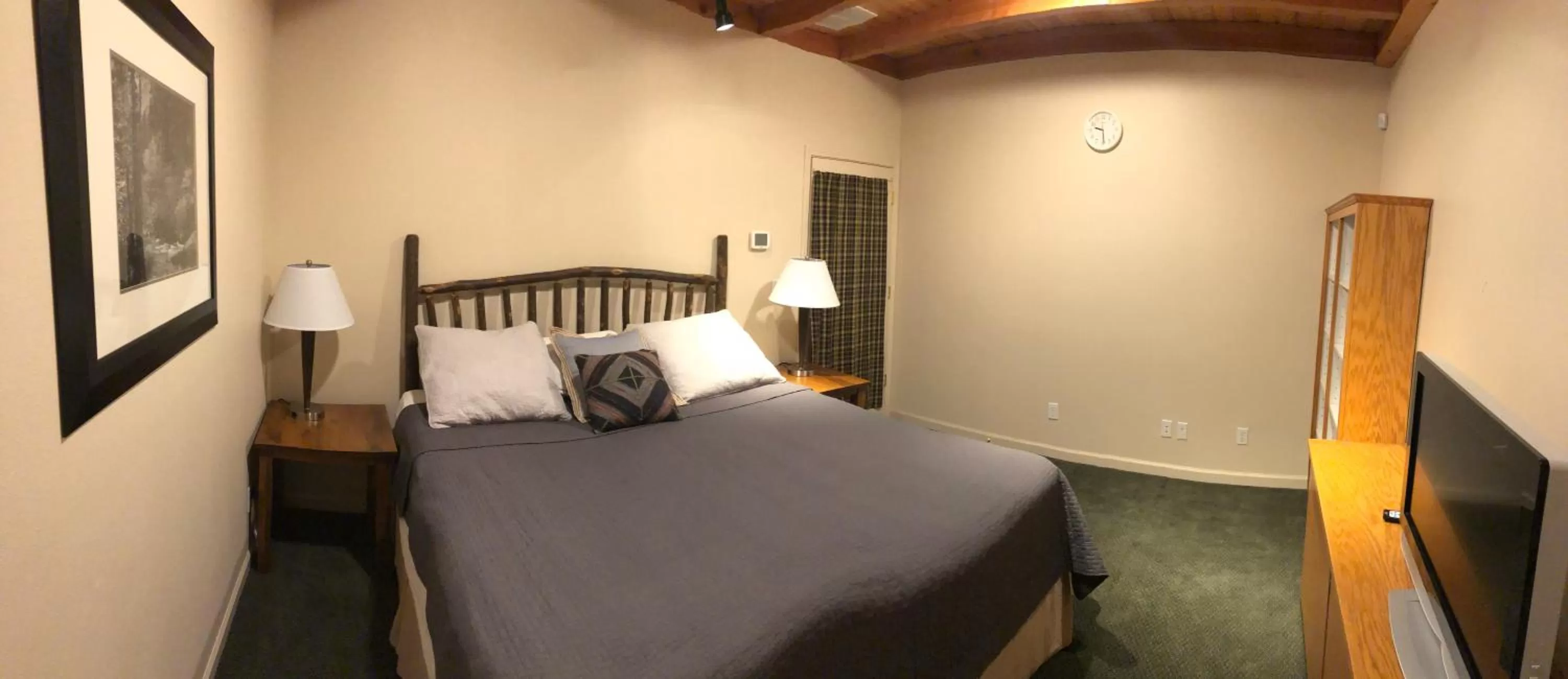 Bed in Yosemite View Lodge