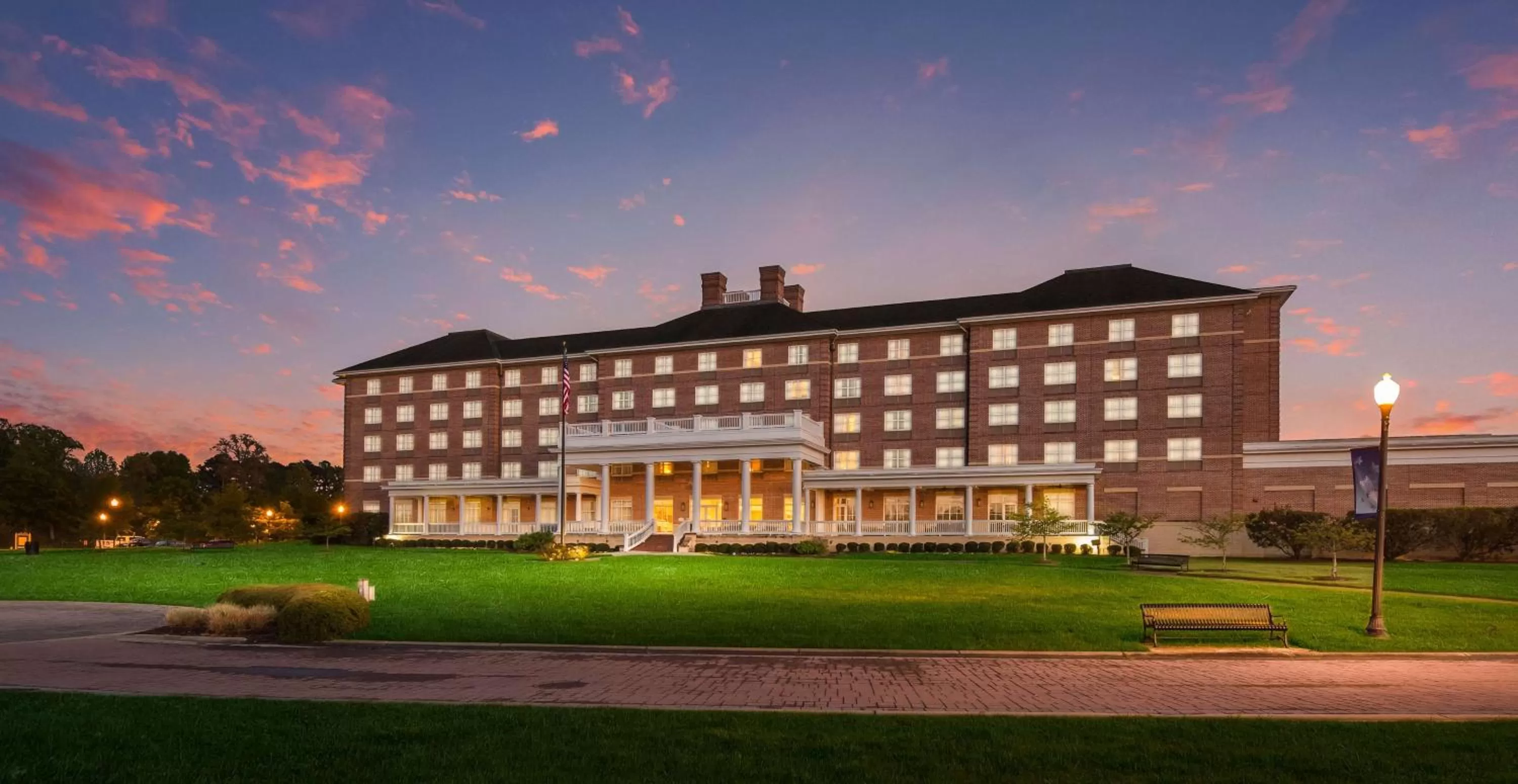 Property building in Hilton Garden Inn Suffolk Riverfront