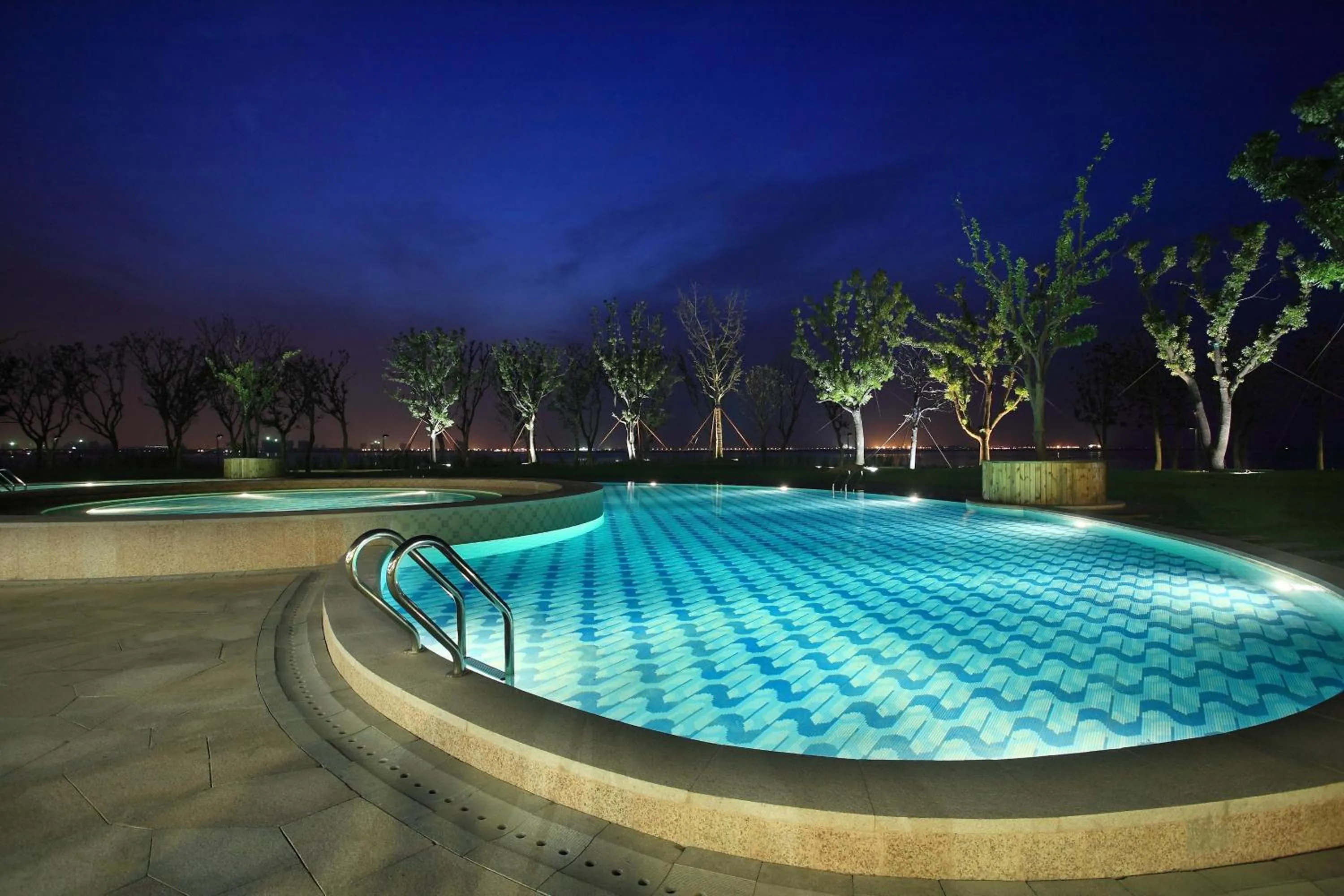 Swimming pool in Fairmont Yangcheng Lake