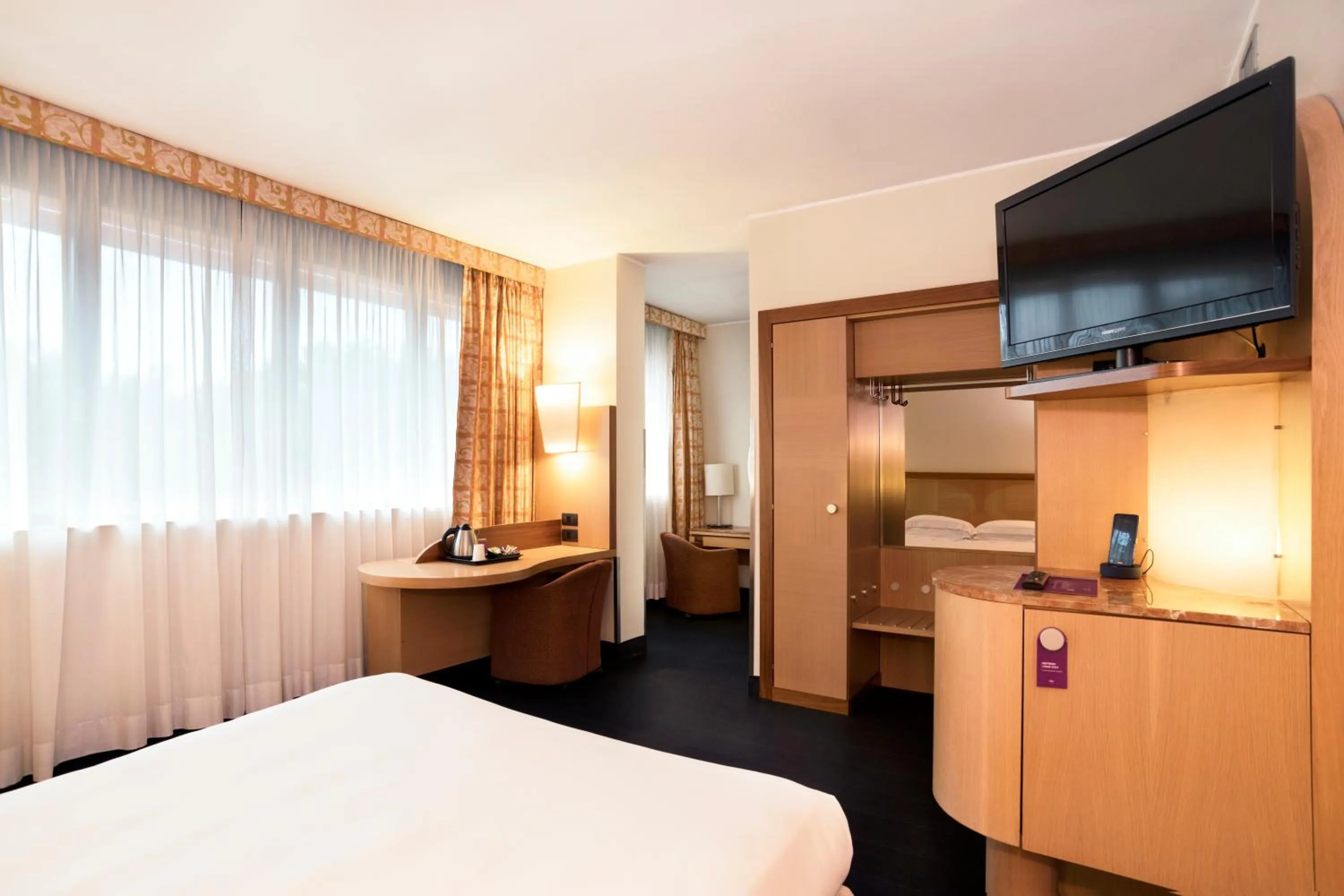 Photo of the whole room, Bed in Mercure Roma West