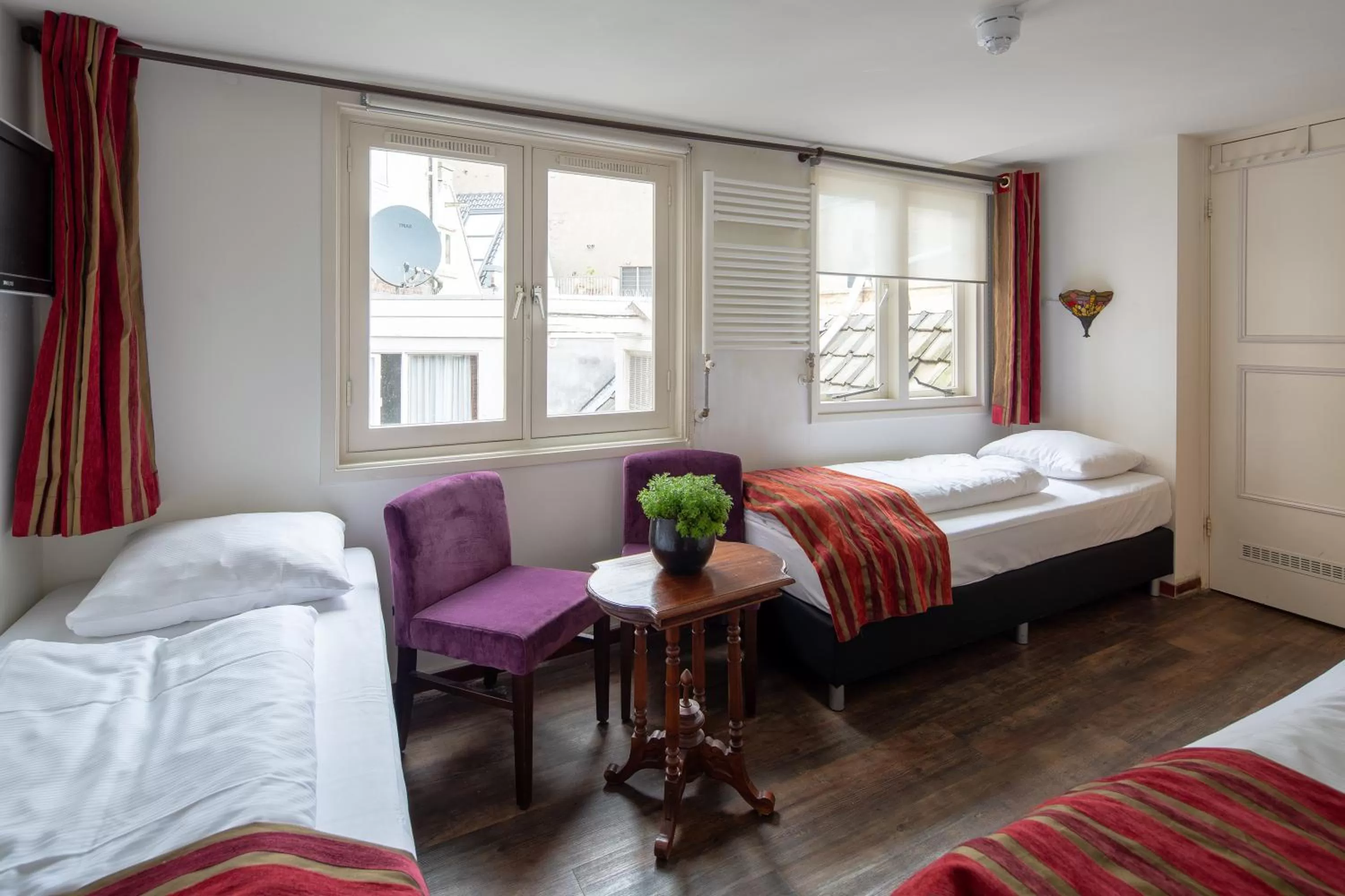 Photo of the whole room, Bed in Amsterdam House Hotel