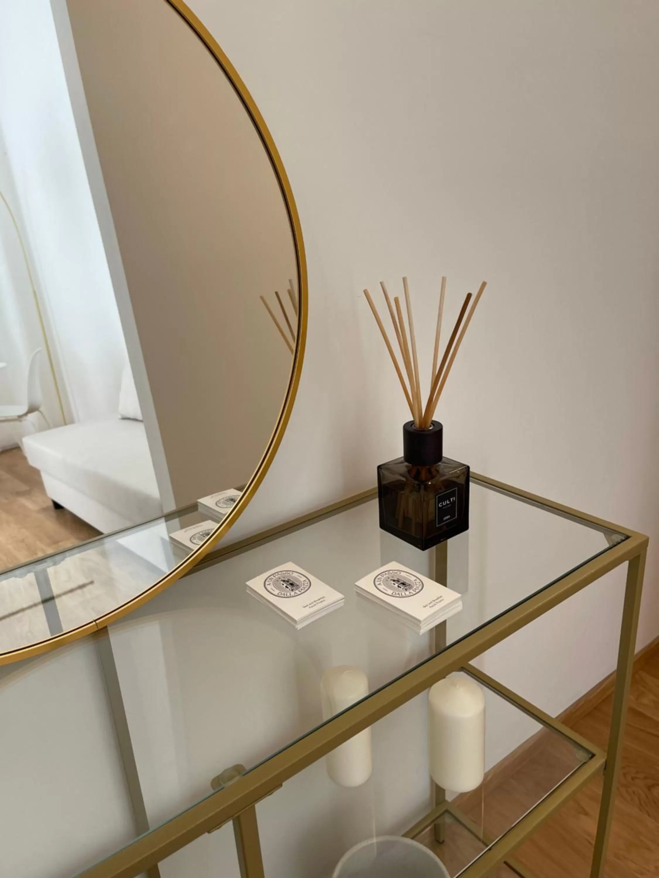 Decorative detail in A un passo dalla piazza