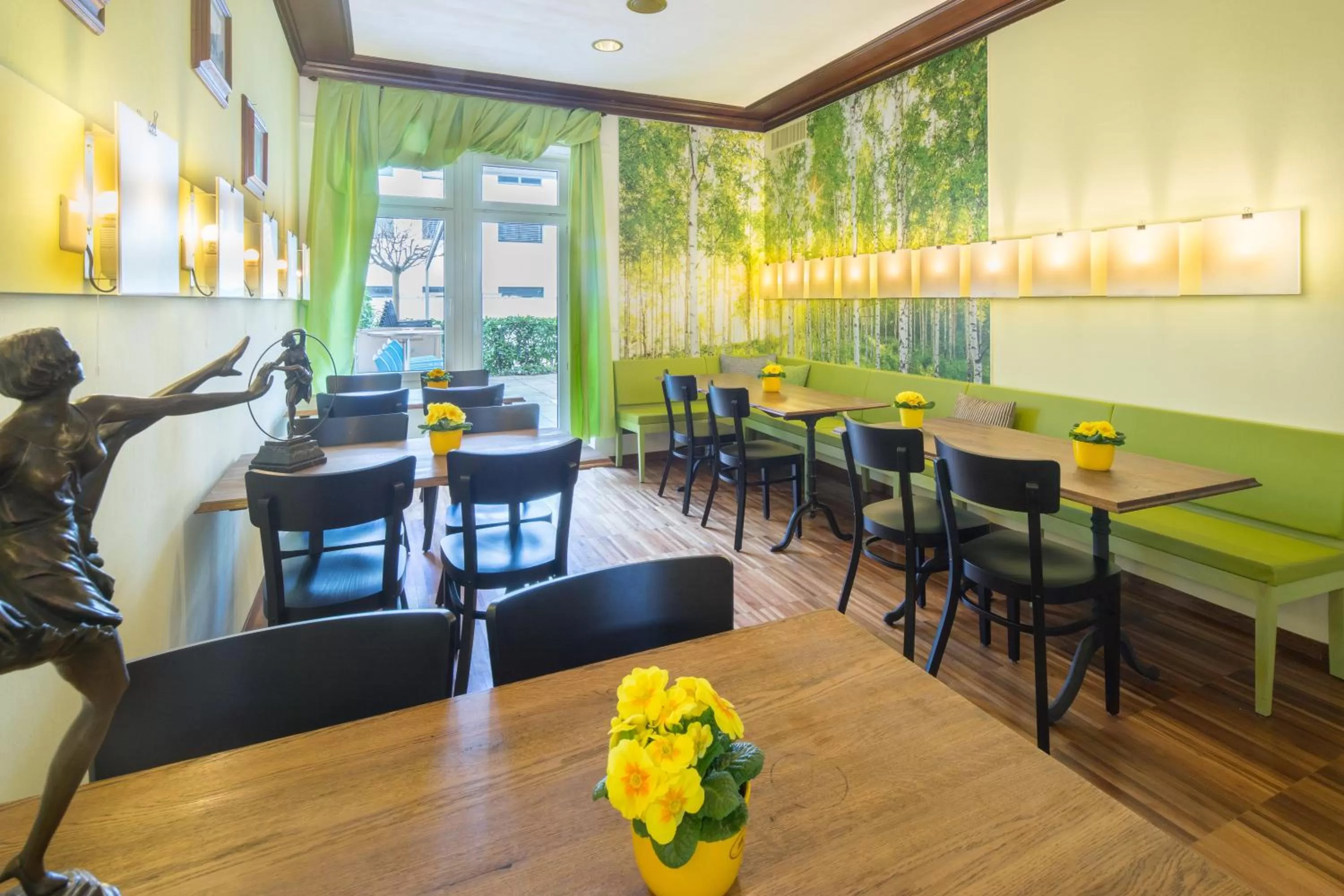 Restaurant/places to eat in Hotel Ambassador