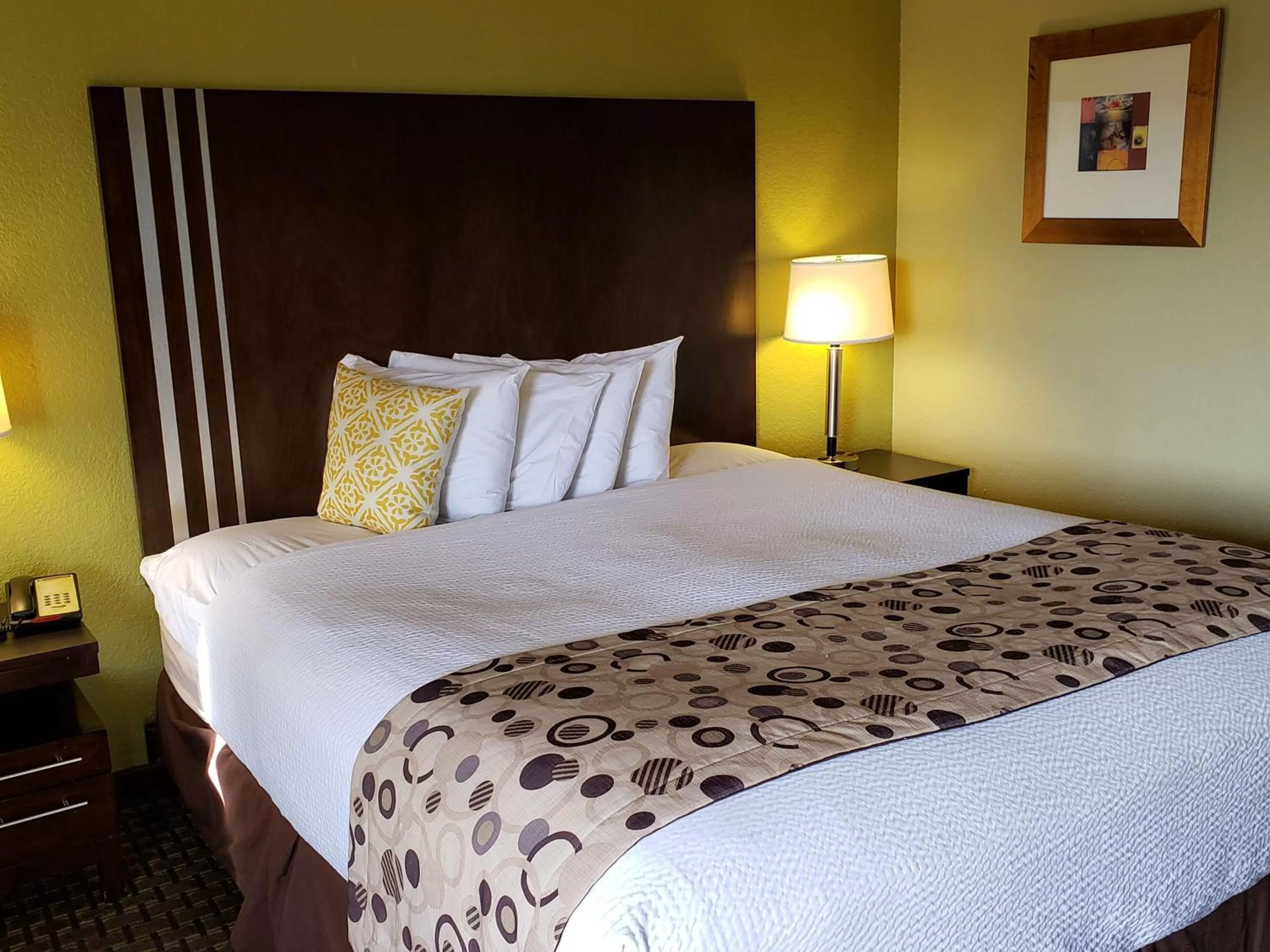 Queen Room with Roll-In Shower - Disability Access in SureStay Hotel by Best Western Vallejo Napa Valley