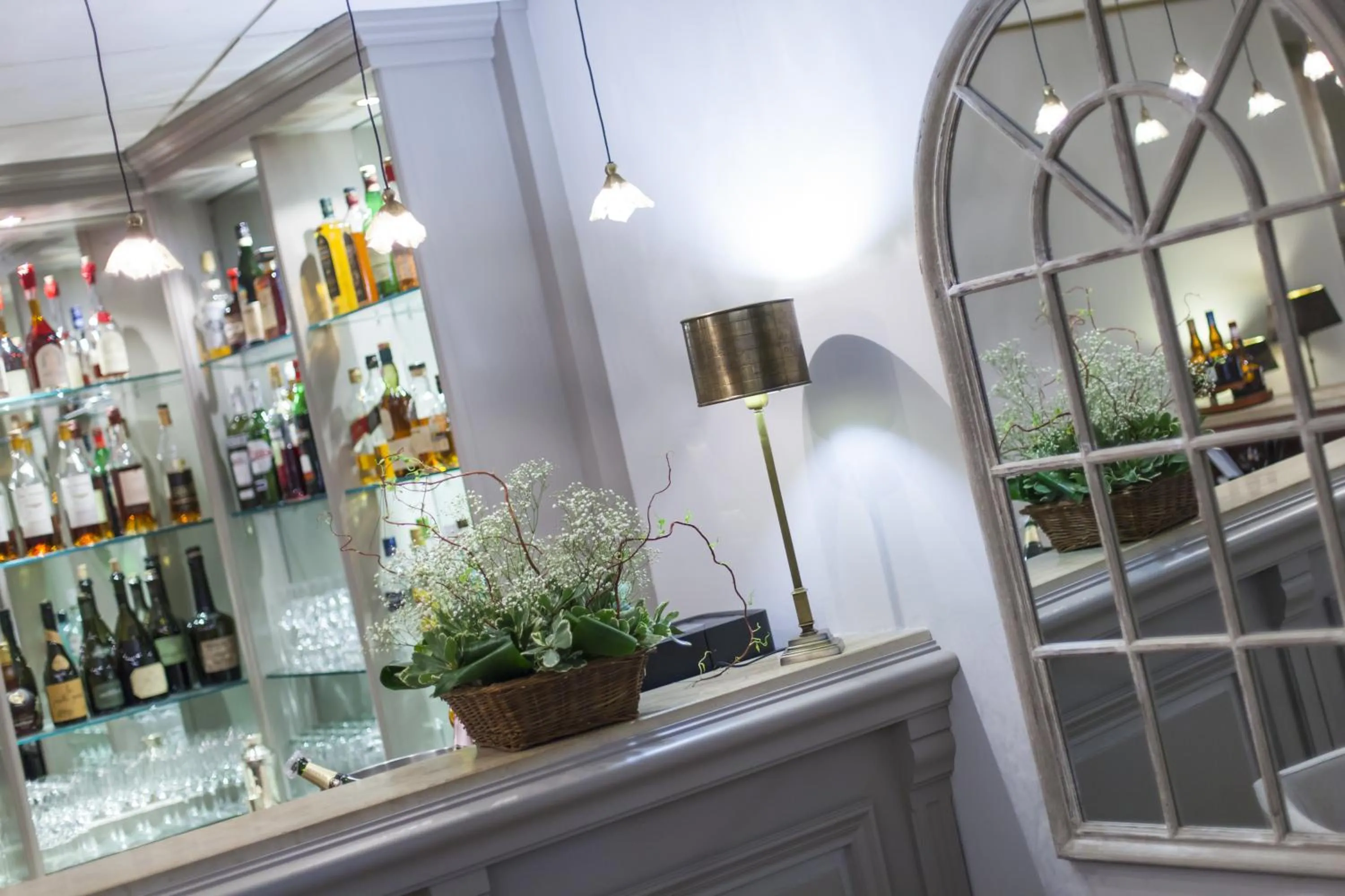 Lounge or bar in Logis Hostellerie des Clos et restaurant Bistrot des grands crus et Maison de la tour Chablis