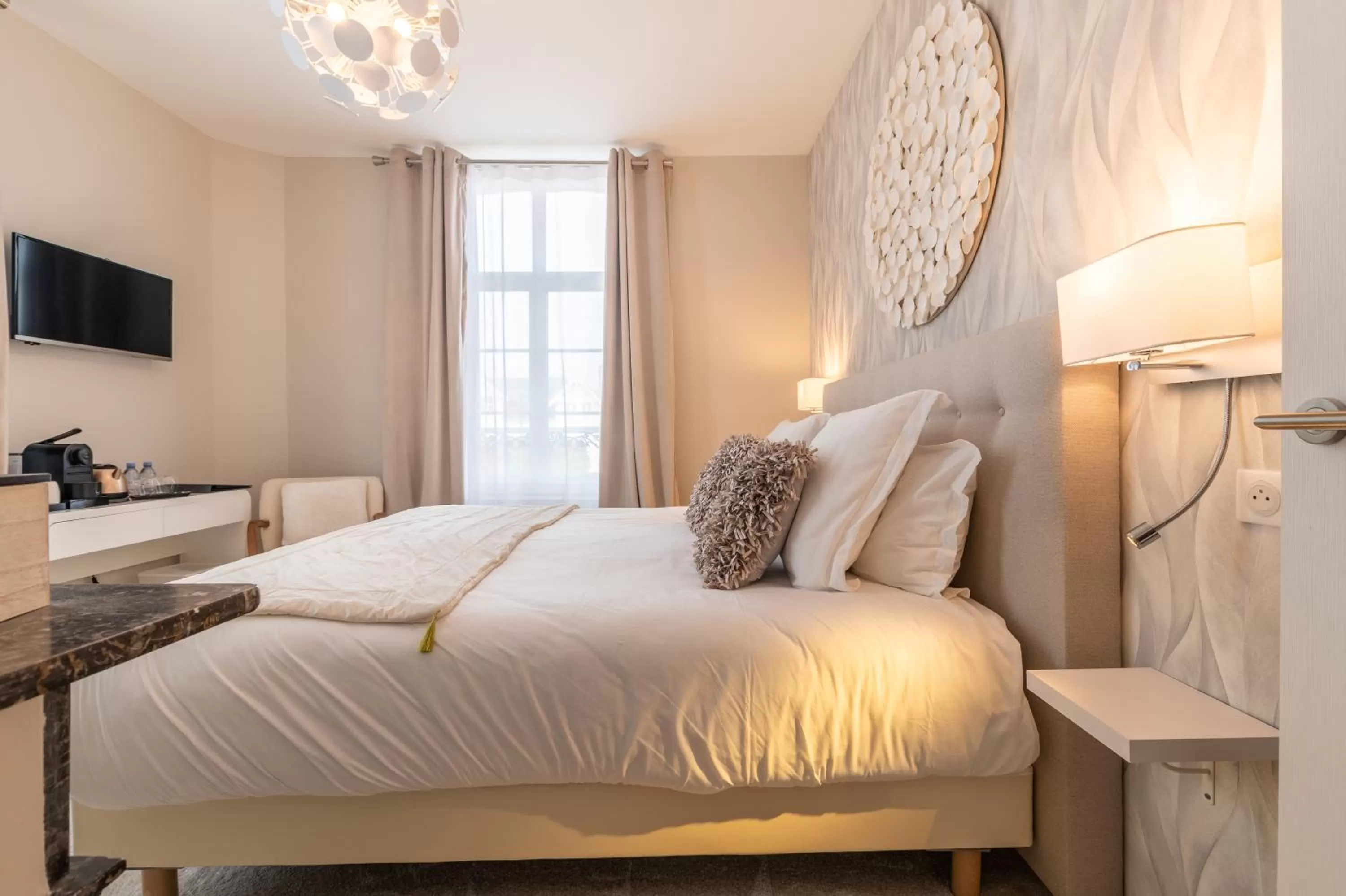 Property building, Bed in Hôtel Échappée en Baie - Parking privé gratuit