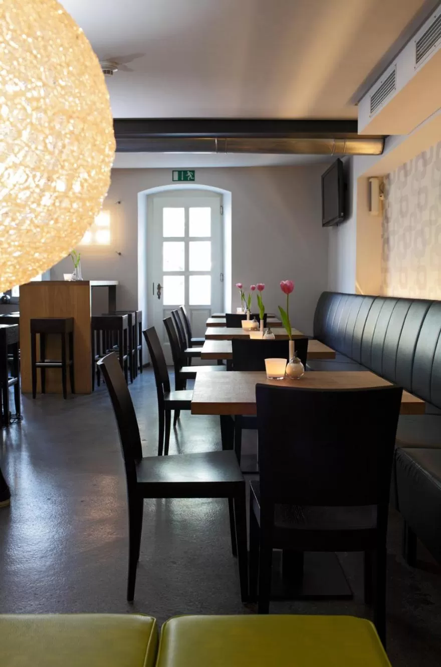 Restaurant/places to eat in OX Hotel