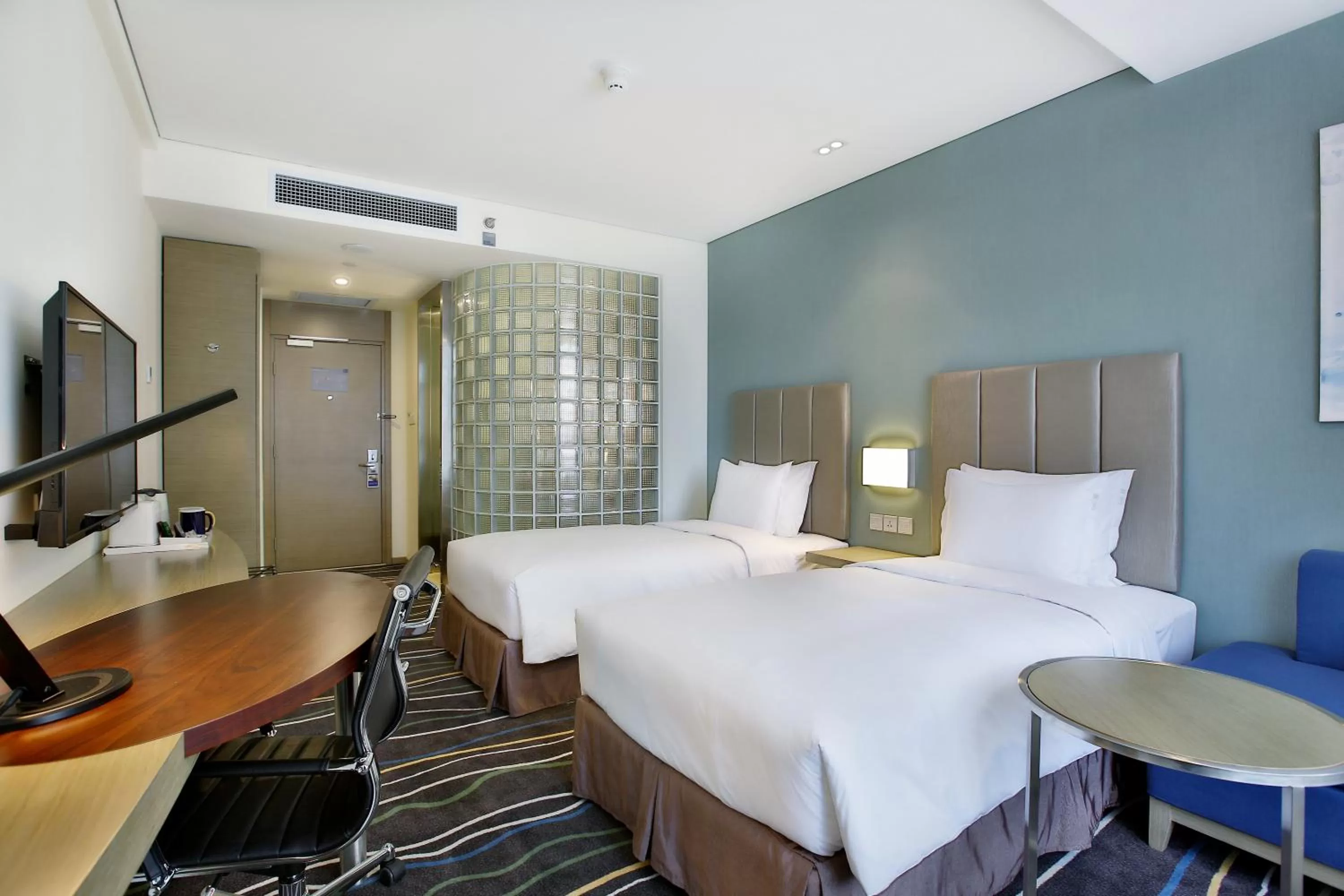 Photo of the whole room, Bed in Holiday Inn Express Langfang Park View by IHG