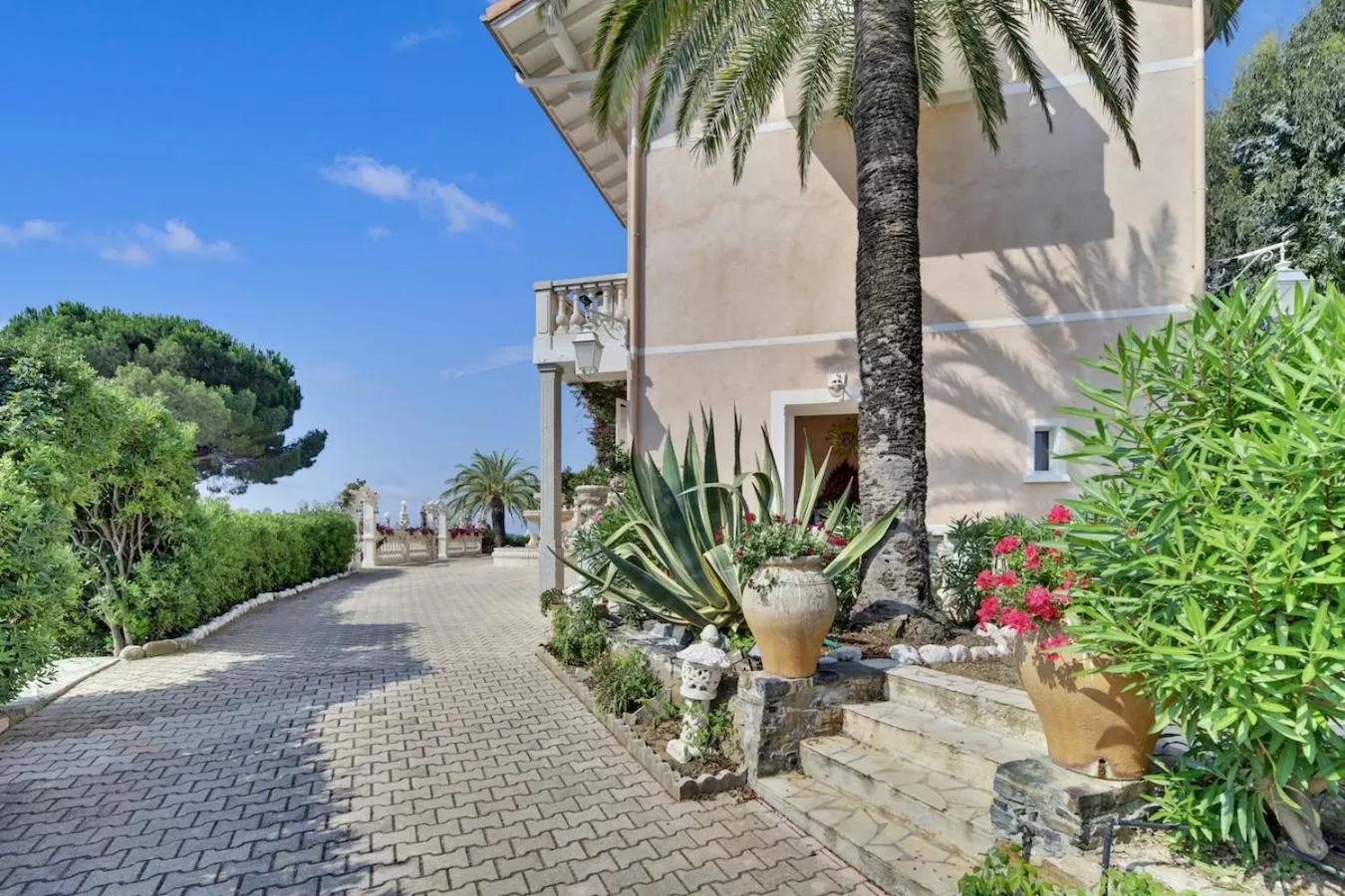 Property building in Le Château de Mei Lese