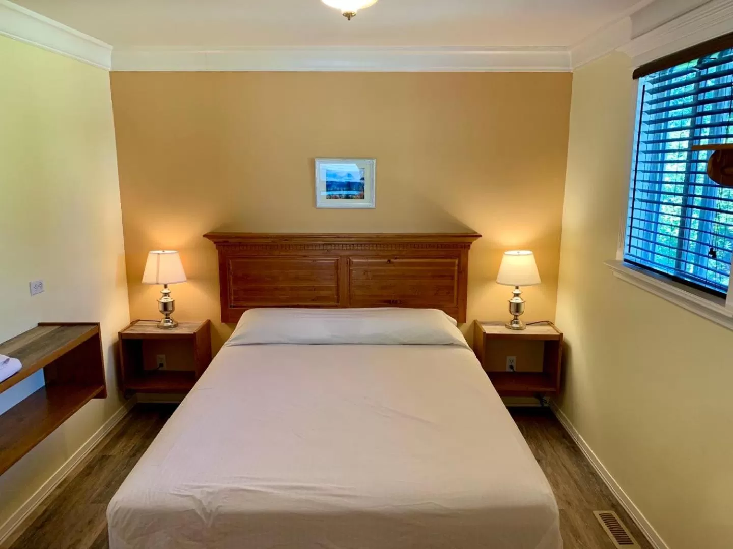 Bed in Brookside Motel