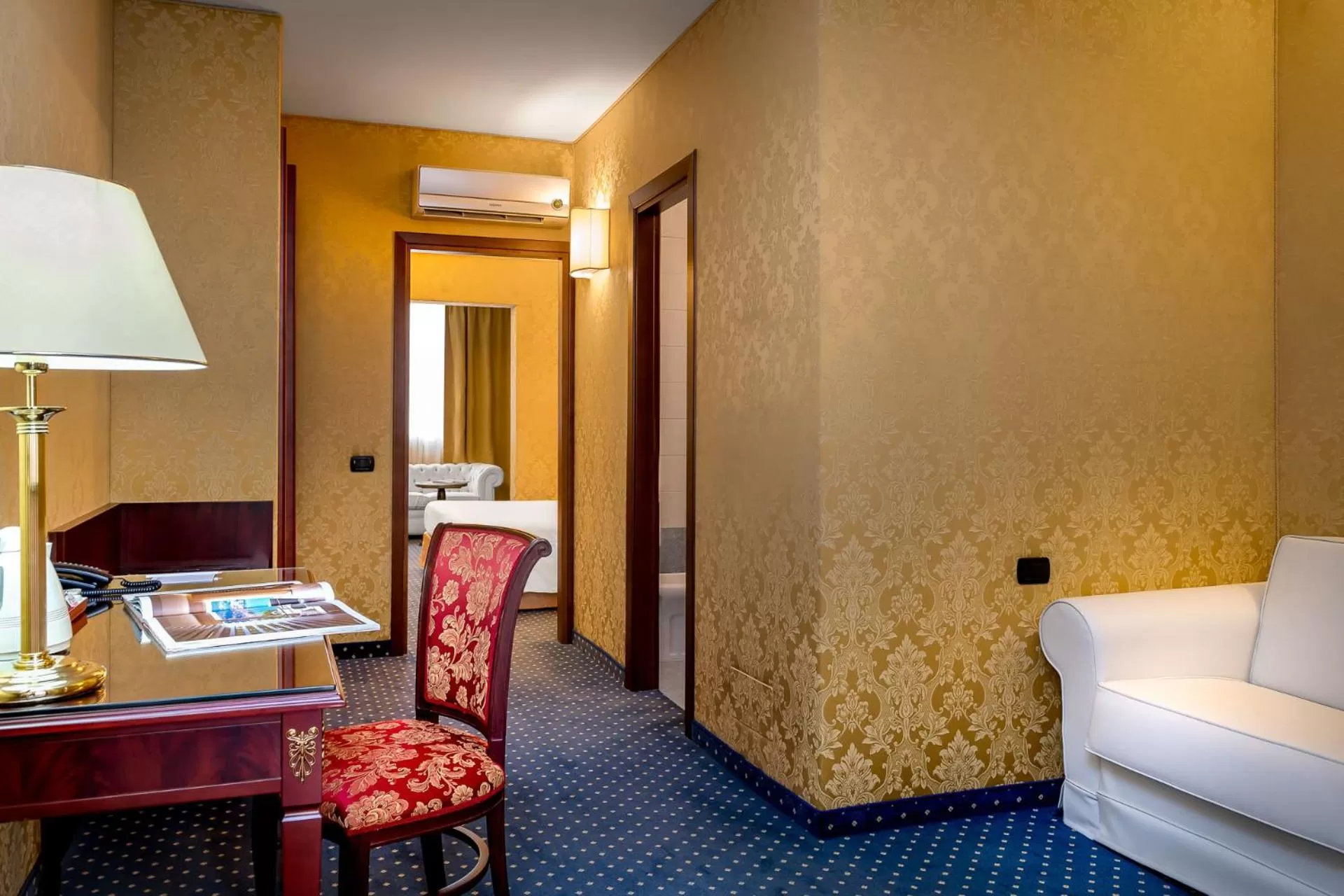 Living room, Bed in Best Western Cavalieri Della Corona