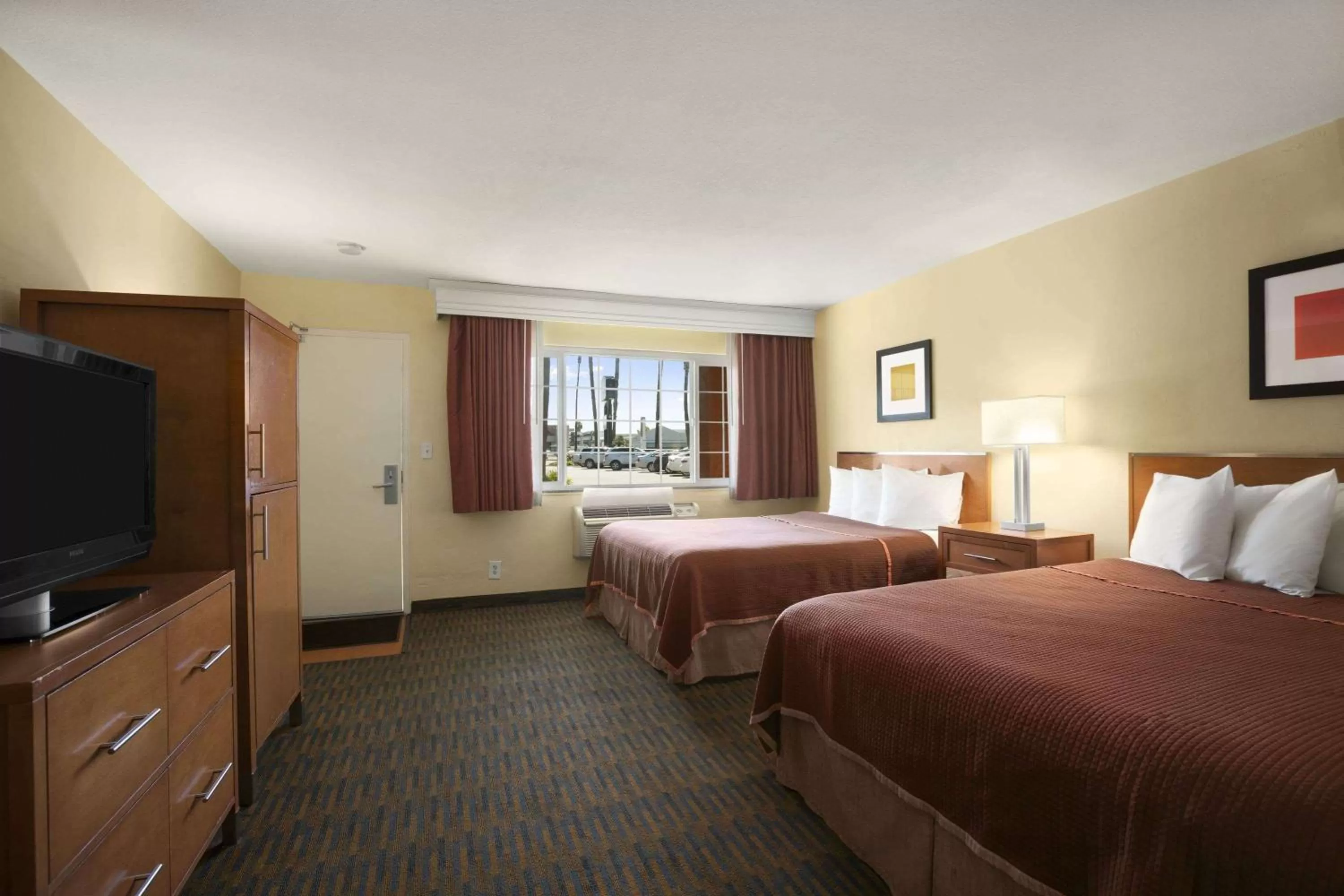 Photo of the whole room, Bed in Howard Johnson by Wyndham San Diego Sea World